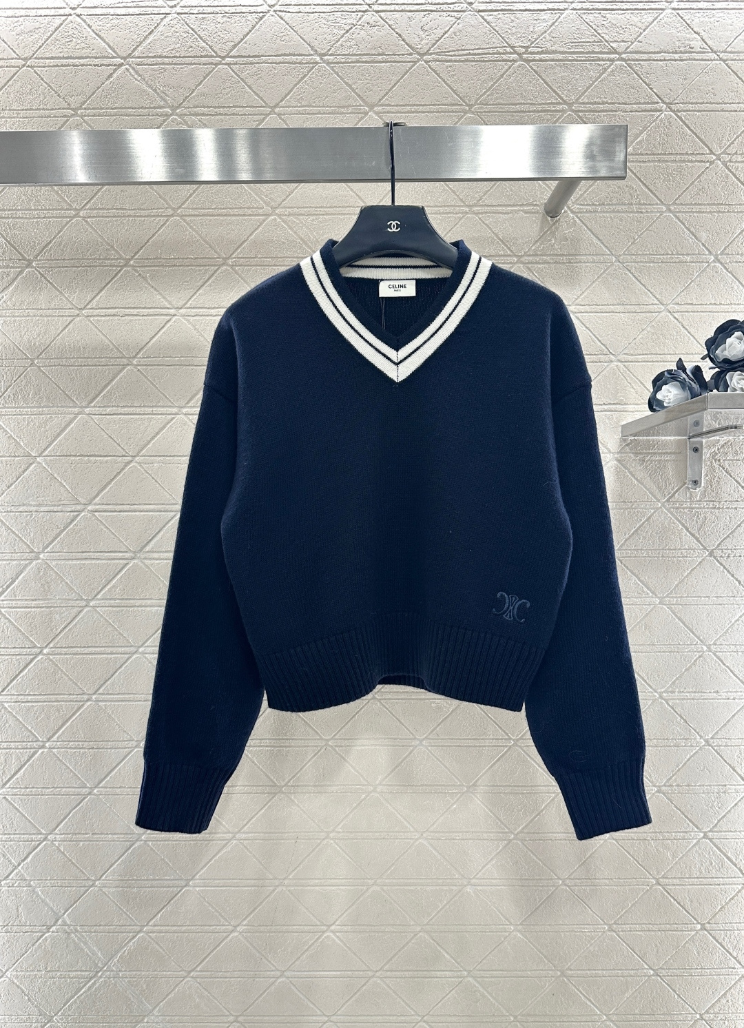 NO:636370,Celin*2025 new products are on the shelves. Short knitted pullover sweater. Customized YB wool knitting material, dense fine knitting, clear wooly texture, comfortable and skin-friendly, small V-neck drop shoulder tailoring, giving a lazy and relaxed feeling. White stripes on the collar design, tightening threads on the cuffs and hem, full elasticity and comfortable to wear, embroidered Arc de Triomphe logo decoration on one side of the hem, rich design layering, loose short version, relaxed and fashionable wear. Customized fabrics  Look for the correct version, high version, navy, Celine-clothing, celine, celine, sweaters, alexander wang19860909Celin*2025新品上架  短款针织套头毛衣 定制YB羊毛针织材质,密度细针织造,清晰毛感肌理,舒适亲肤,小V领落肩剪裁,穿出慵懒松弛感,领边白色条纹点亮设计,袖口衣摆螺纹收紧,弹性十足穿着舒适,下摆单侧刺绣凯旋门徽标装饰,丰富设计层次感,宽松短款版型,穿搭松弛时髦.定制面辅料 认准版本 高版本 藏蓝,赛琳-服装,celine,celine,sweaters,alexander wang,Women's clothing