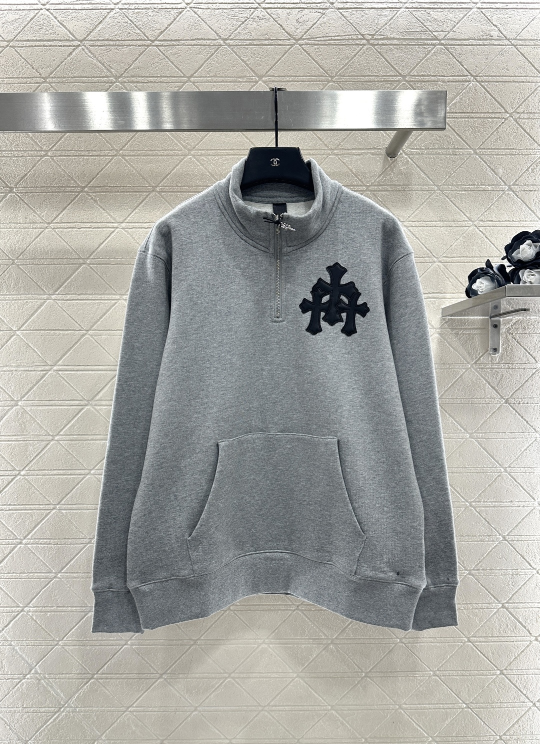 NO:636365,Chrome hear*2025 new product on the shelves cross leather label pullover sweatshirt  Customized YB original weight cotton material, restoring quality, high-end visible to the naked eye, short velvet lining is warmer, zippered half-front sweatshirt version, can be turned and worn instantly and adjusted at will, with sheepskin spliced cross totem logo on the chest, contrasting colors make the visual effect richer, highlighting fashionable dressing style, loose version processing, both men and women can control it, the upper body is full of boyfriend power, play with genderless dressing, fashionable and fashionable. Customized surface accessories Look for the version High version Black  Gray 2 colors,chrome hearts,chrome hearts,hoodie,sweatshirts,sheepskin,alexander wang19860909Chrome hear*2025新品上架 十字架皮标套头卫衣 定制YB原生克重全棉材质,还原品质,肉眼可见的高级,内里毛线圈短绒更暖和,拉链半开襟卫衣版型,可立可翻两穿随心调节,配合胸口羊皮拼接十字架图腾徽标,撞色让视觉效果更显丰富,彰显时尚穿搭风格,宽松版型处理,男女均可驾驭,上身满满的男友力,玩转无性别穿搭,洋气时尚.定制面辅料 认准版本 高版本 黑色 灰色 2色,克罗心-服装,chrome hearts,chrome hearts,hoodie,sweatshirts,sheepskin,alexander wang,Women's clothing