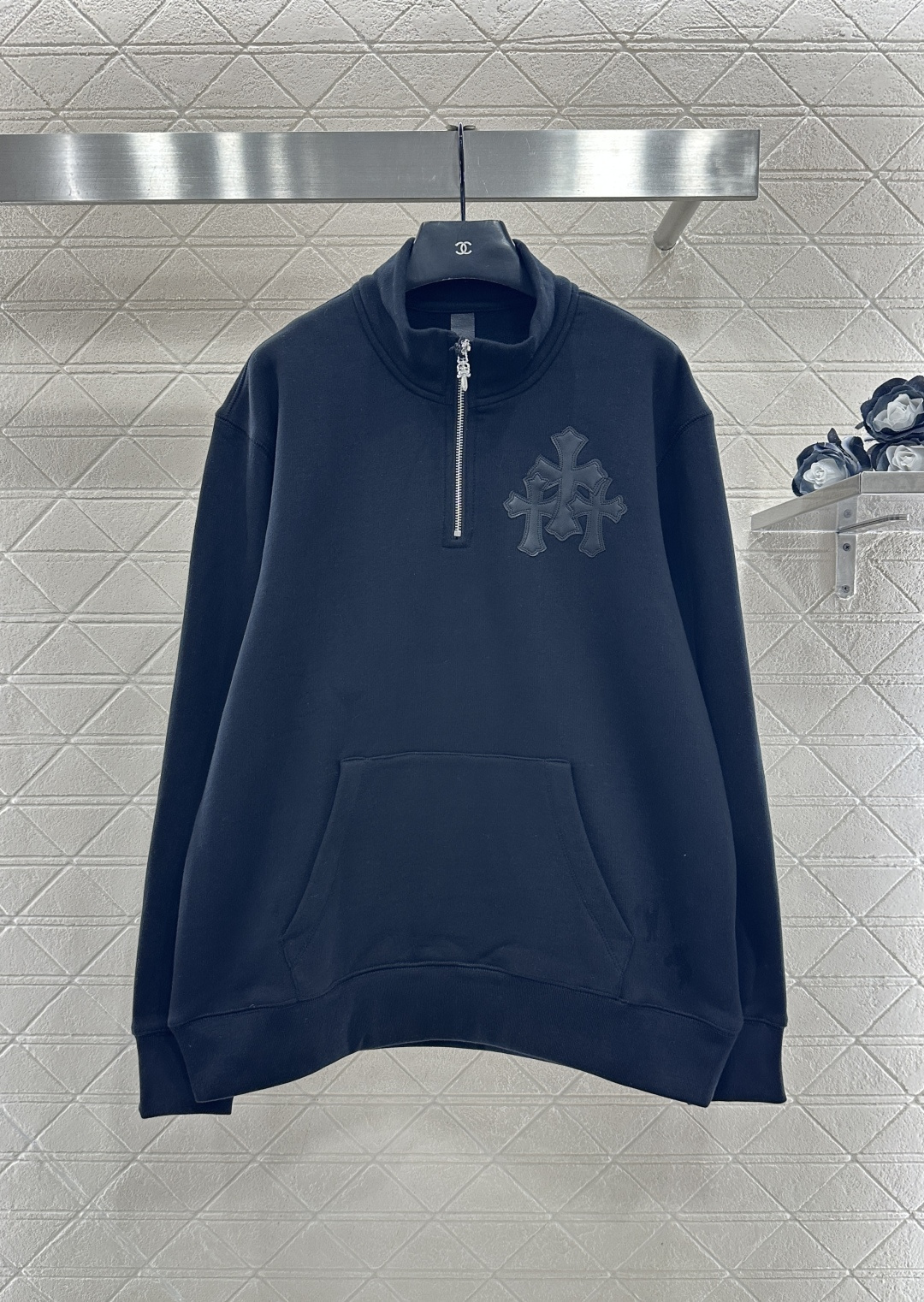 NO:636362,Chrome hear*2025 new product on the shelves cross leather label pullover sweatshirt  Customized YB original weight cotton material, restoring quality, high-end visible to the naked eye, short velvet lining is warmer, zippered half-front sweatshirt version, can be turned and worn instantly and adjusted at will, with sheepskin spliced cross totem logo on the chest, contrasting colors make the visual effect richer, highlighting fashionable dressing style, loose version processing, both men and women can control it, the upper body is full of boyfriend power, play with genderless dressing, fashionable and fashionable. Customized surface accessories Look for the version High version Black  Gray 2 colors,chrome hearts,chrome hearts,hoodie,sweatshirts,sheepskin,alexander wang19860909Chrome hear*2025新品上架 十字架皮标套头卫衣 定制YB原生克重全棉材质,还原品质,肉眼可见的高级,内里毛线圈短绒更暖和,拉链半开襟卫衣版型,可立可翻两穿随心调节,配合胸口羊皮拼接十字架图腾徽标,撞色让视觉效果更显丰富,彰显时尚穿搭风格,宽松版型处理,男女均可驾驭,上身满满的男友力,玩转无性别穿搭,洋气时尚.定制面辅料 认准版本 高版本 黑色 灰色 2色,克罗心-服装,chrome hearts,chrome hearts,hoodie,sweatshirts,sheepskin,alexander wang,Women's clothing