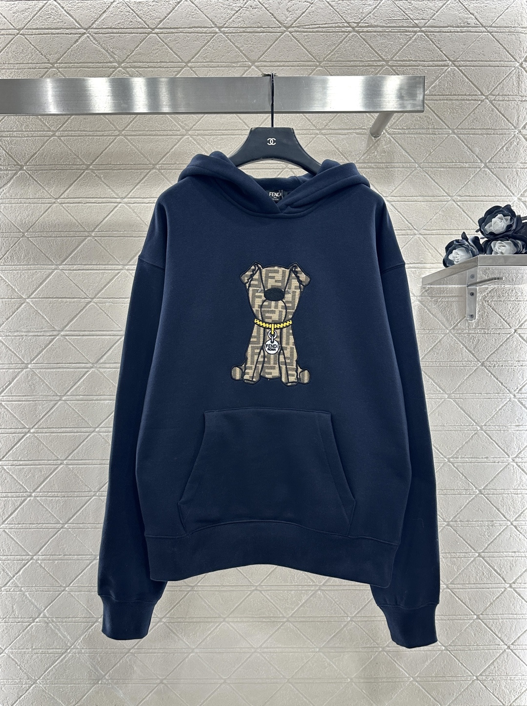 NO:636367,Fend*2025 new product on the shelves hooded puppy jacquard pullover sweatshirt  Customized YB original weight cotton material, restoring quality, visible to the naked eye, short velvet lining is warmer, hooded sweatshirt style, with puppy cartoon pattern double F jacquard totem logo, contrasting colors to enrich the visual effect, highlighting fashionable dressing style, loose version processing, both men and women can control it, the upper body is full of boyfriend power, playing with genderless dressing, western fashion. Customized surface accessories Look for the version High version  black,fendi-clothing,fendi,fendi,hoodie,sweatshirts,hats,alexander wang19860909Fend*2025新品上架 连帽小狗提花套头卫衣 定制YB原生克重全棉材质,还原品质,肉眼可见的高级,内里短绒更暖和,连帽廓形卫衣版型,配合小狗卡通图案双F提花图腾徽标,撞色让视觉效果更显丰富,彰显时尚穿搭风格,宽松版型处理,男女均可驾驭,上身满满的男友力,玩转无性别穿搭,洋气时尚.定制面辅料 认准版本 高版本 黑色,芬迪-服装,fendi,fendi,hoodie,sweatshirts,hats,alexander wang,Women's clothing
