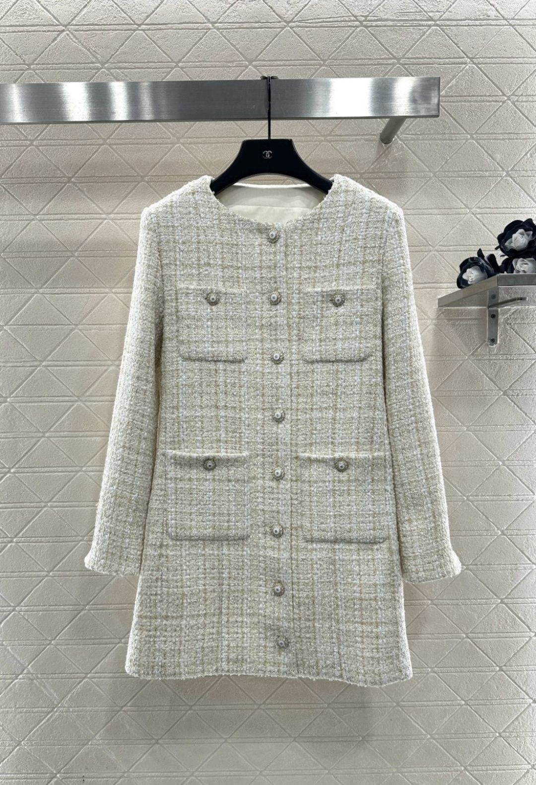NO:636374,Chane*2025 new products are on the shelves. Long woven dress jacket. Customized YB imported woolen material. The texture is obvious. The wool is visible to the naked eye. The texture is high-quality. The tweed fabric creates a model of ladylike style. The mid-length style can be worn as a coat or dress. The double C round buttons are printed in a single row on the front and have an exquisite off-white woven texture. It is luxurious yet elegant. The multiple pocket decorations are elegant and charming. It enriches the design layering. It is the first choice for fashionable and sophisticated wear. Customized surface accessories. Check out the version.  High version 36 38 40,Chanel-clothing,chanel,chanel,skirts,jackets & coats,alexander wang19860909Chane*2025新品上架 编织洋装长款外套 定制YB进口粗纺羊毛呢材质,肌理明显,毛料肉眼可见,质感上乘,粗花毛呢面料打造名媛风典范,中长款可做外套或连衣裙穿搭,前襟单排印刻双C圆扣精致米白色编织纹理,奢华不失雅致,多处口袋装饰优雅迷人,丰富设计层次感,时髦精穿搭首选.定制面辅料 认准版本 高版本 36 38 40,香奈儿-服装,chanel,chanel,skirts,jackets & coats,alexander wang,Women's clothing