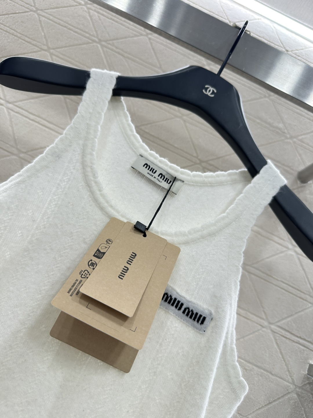 ♥Miumi*♥2025新品上架       波浪花边针织背心定制YB羊绒纱线织造，质感细腻，弹力舒适，