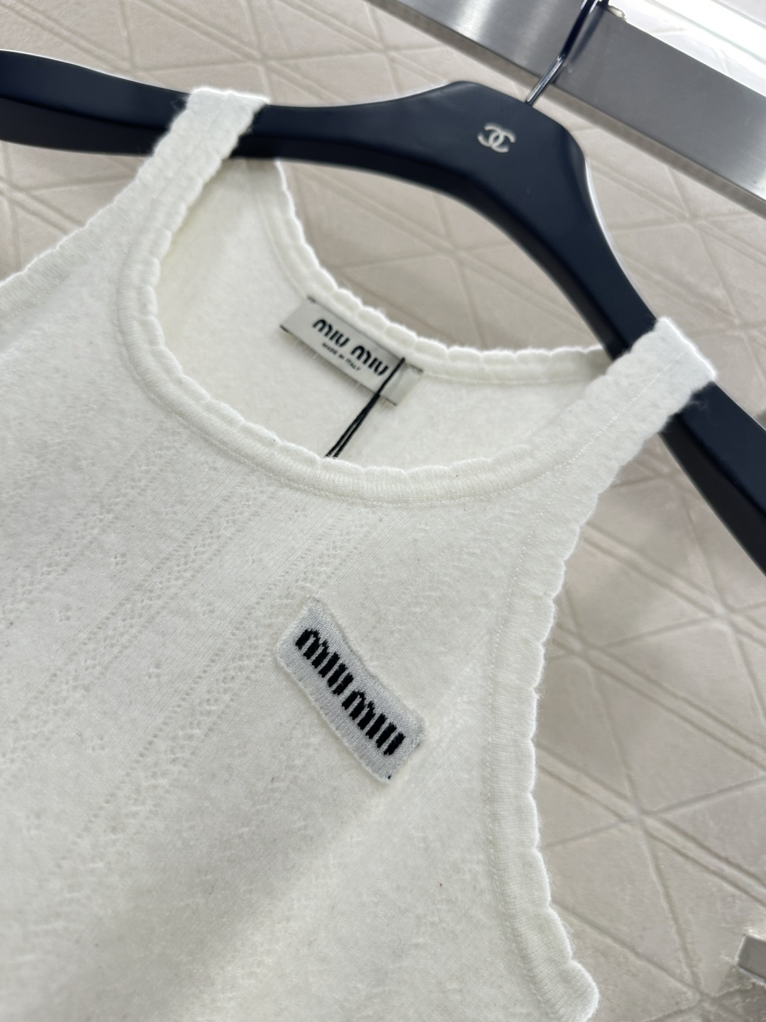 ♥Miumi*♥2025新品上架       波浪花边针织背心定制YB羊绒纱线织造，质感细腻，弹力舒适，