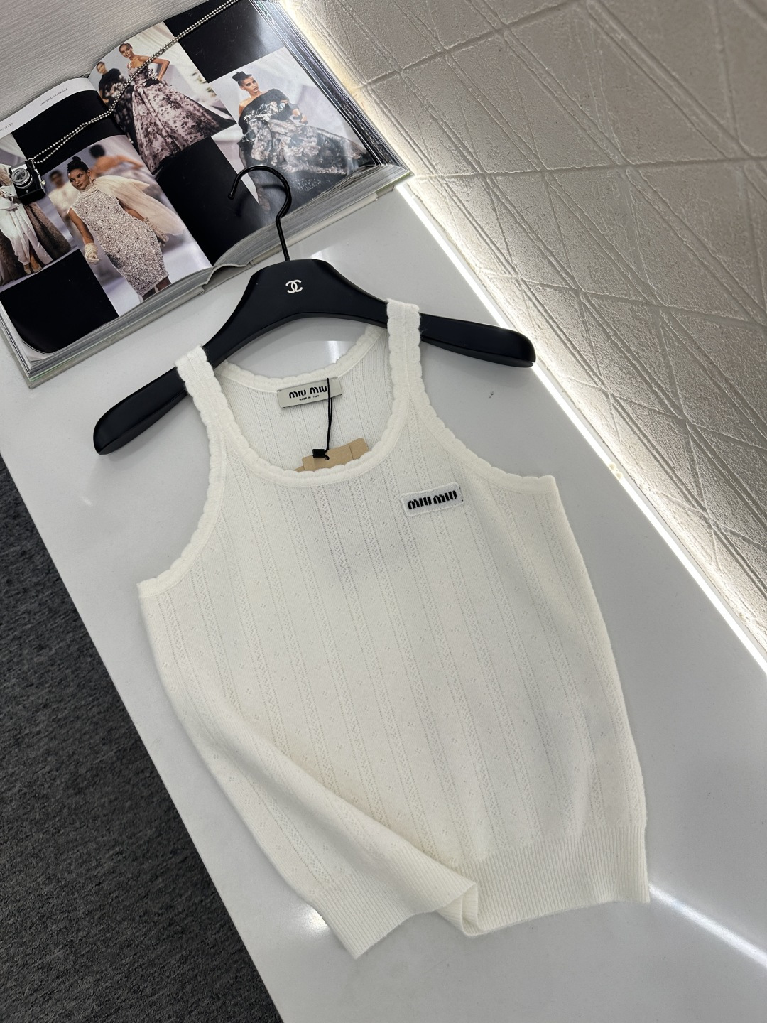 ♥Miumi*♥2025新品上架       波浪花边针织背心定制YB羊绒纱线织造，质感细腻，弹力舒适，