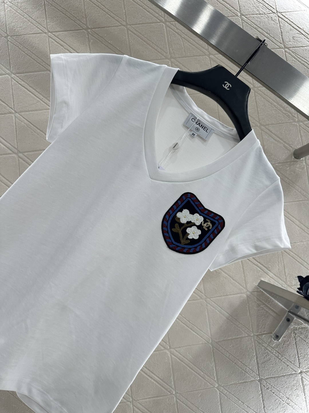 ♥Chane*♥2025新品上架     桃心领山茶花徽标𝑇𝑒𝑒定制YB丝光全棉材质，透气舒适，质感十足