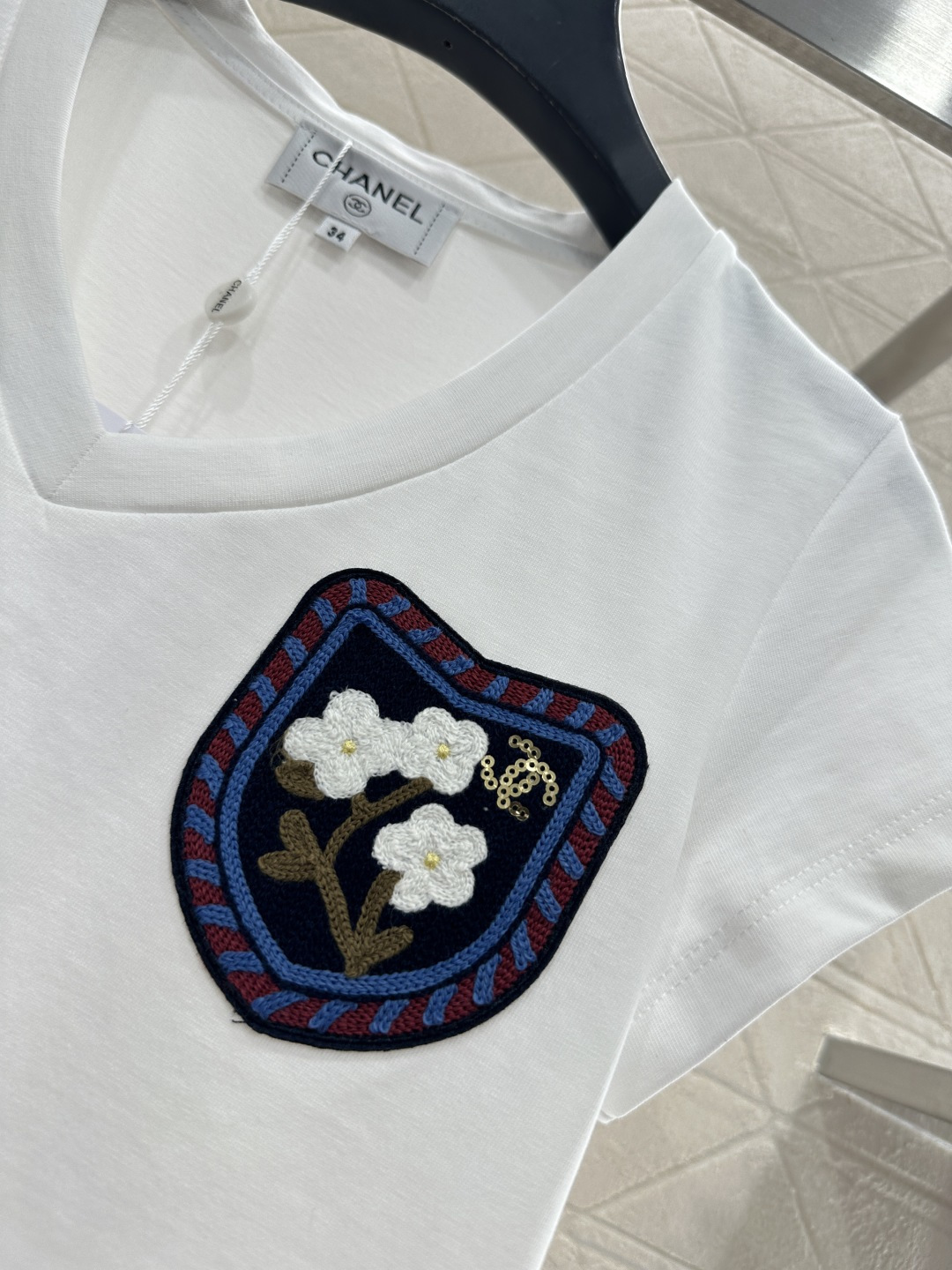 ♥Chane*♥2025新品上架     桃心领山茶花徽标𝑇𝑒𝑒定制YB丝光全棉材质，透气舒适，质感十足
