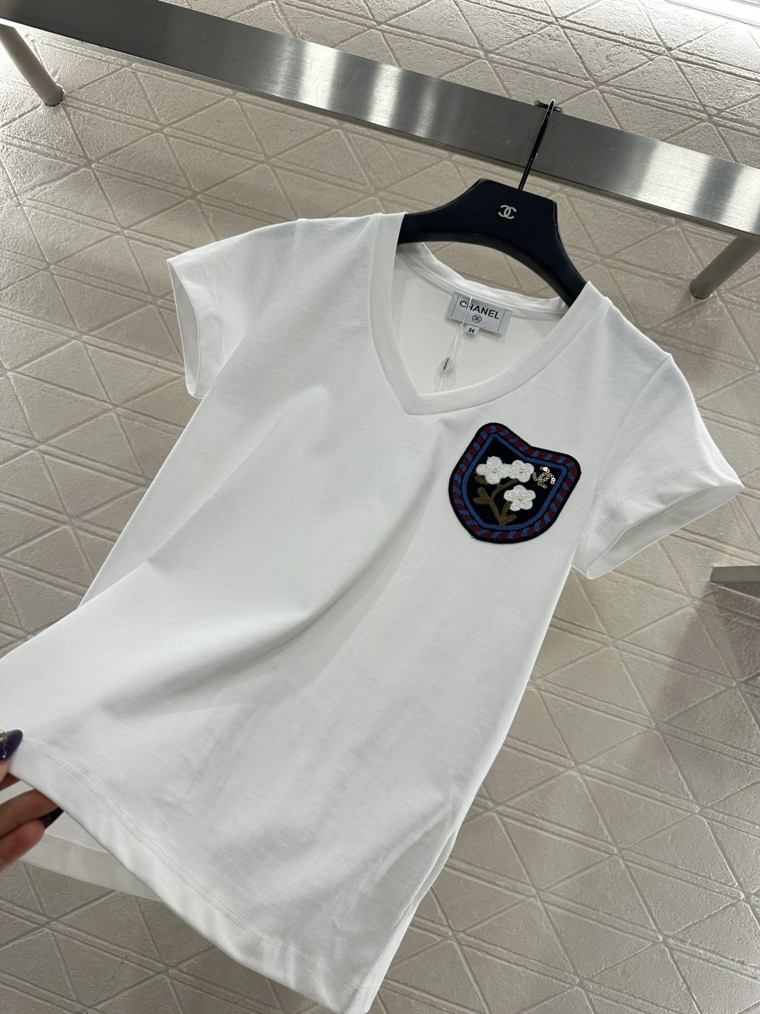 ♥Chane*♥2025新品上架     桃心领山茶花徽标𝑇𝑒𝑒定制YB丝光全棉材质，透气舒适，质感十足