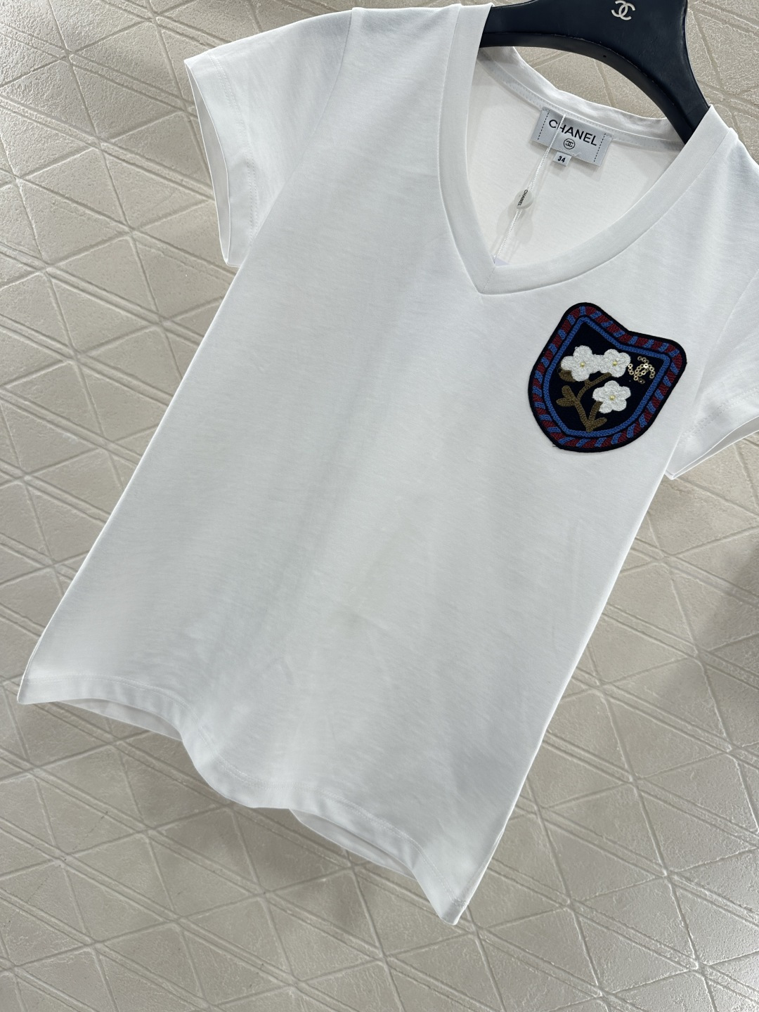 ♥Chane*♥2025新品上架     桃心领山茶花徽标𝑇𝑒𝑒定制YB丝光全棉材质，透气舒适，质感十足