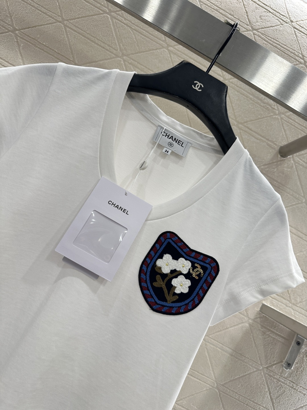 ♥Chane*♥2025新品上架     桃心领山茶花徽标𝑇𝑒𝑒定制YB丝光全棉材质，透气舒适，质感十足