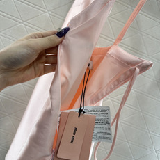 ♥Miumi*♥2025新品上架 露背蝴蝶结吊带裙定制YB进口丝毛材质,质感光泽,版型流畅,微挺有 ♥Miumi*♥2025新品上架 露背蝴蝶结吊带裙定制YB进口丝毛材质,质感光泽,版型流畅,微挺有