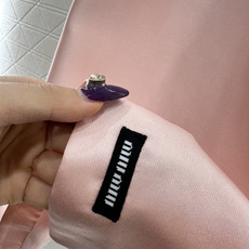 ♥Miumi*♥2025新品上架 露背蝴蝶结吊带裙定制YB进口丝毛材质,质感光泽,版型流畅,微挺有 ♥Miumi*♥2025新品上架 露背蝴蝶结吊带裙定制YB进口丝毛材质,质感光泽,版型流畅,微挺有