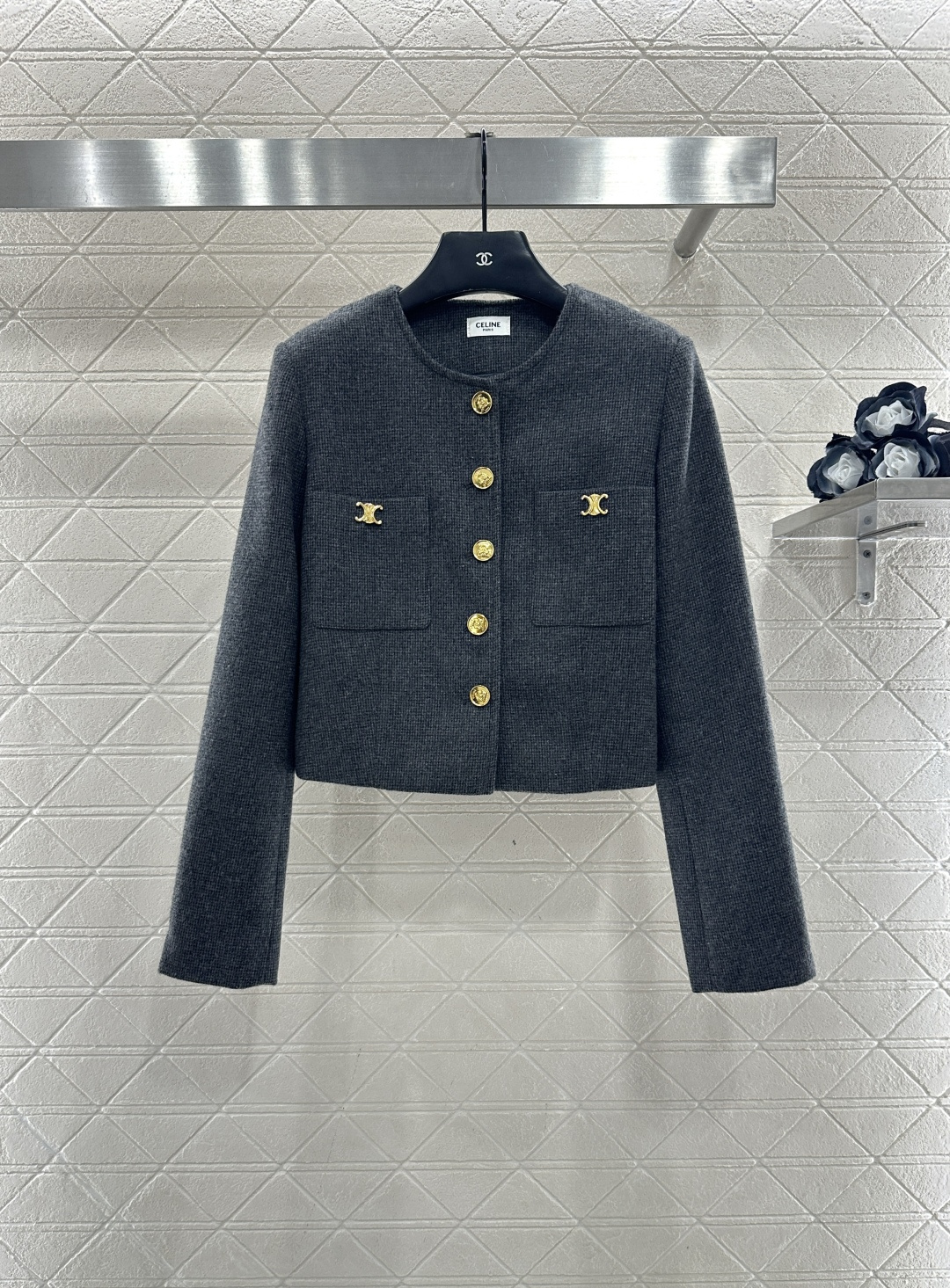 NO:637459,Celin*2025 new products on the shelves round neck single suit jacket and trousers suit  Customized YB imported fine imitation wool material, glossy texture, high-end appearance, gray and black woven plaid short round neck jacket, gold imprinted button placket adjustment, symmetrical chest pocket echoing the Arc de Triomphe gold mark, lining full of jacquard dark pattern, highlighting the brand tone, paired with the same series of wide-leg trousers, drape texture and three-dimensional tailoring, stylish wear, complete set of upper body is simple and fashionable, can be easily controlled in daily commuting. Customized surface accessories Look for version High version  /set,celine-clothing,celine,celine,jackets & coats,alexander wang19860909Celin*2025新品上架 圆领单西外套长裤套装 定制YB进口精仿羊毛材质,质感光泽,品相高级,灰黑编织格纹短款圆领外套,金色印刻纽扣开襟调节,对称胸前口袋凯旋门金标呼应,内衬满铺提花暗纹,彰显品牌调性,搭配同系列阔腿长裤,垂坠质感搭配立体裁剪,穿搭有型,成套上身简约不失时尚感,日常通勤都能轻松驾驭.定制面辅料 认准版本 高版本 /套,赛琳-服装,celine,celine,jackets & coats,alexander wang,Women's clothing