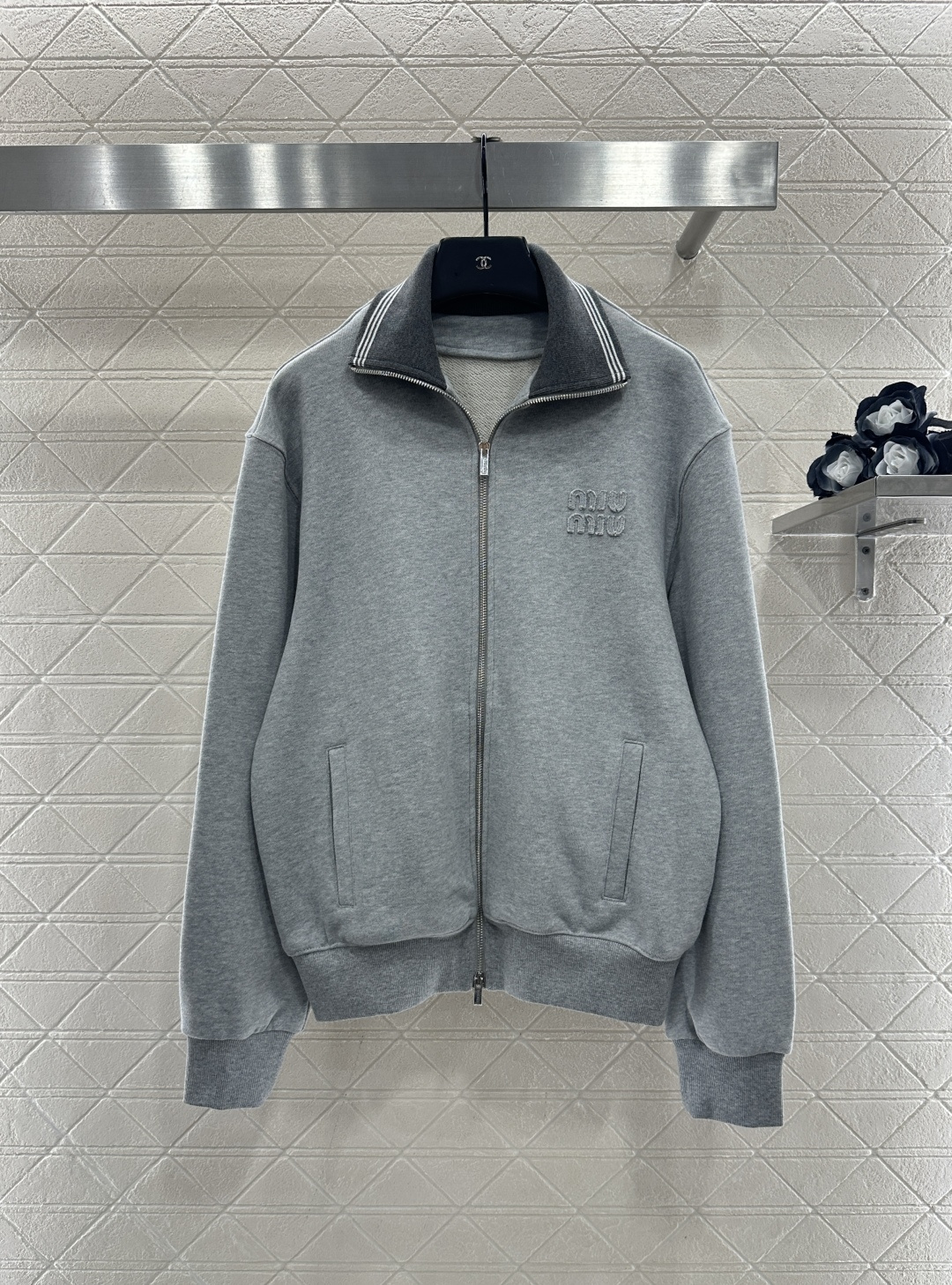 NO:638680,Miumi*2025 new products are on the shelves, lapel zipper jacket and trousers suit  Customized YB twill cotton material, comfortable texture, crisp and stylish to wear, stand-up lapel zipper open jacket style, dark gray contrasting color on the collar and light gray on the body, which echoes the dark gray webbing on the outside of the straight drawstring wide-leg trousers of the same series. The complete upper body shows personality and a sense of relaxation. The letter logo on the chest is decorated to enhance the brand style. It is the best choice for daily casual wear. Customized surface accessories Look for the version High version  jackets,miumiu-clothing,miumiu,jackets & coats,alexander wang19860909Miumi*2025新品上架 翻领拉链外套长裤套装 定制YB斜纹全棉材质,质感舒适,穿搭挺括有型,立翻领拉链开襟外套版型,领边深灰撞色大身浅灰,与同系列直筒抽绳阔腿长裤的外侧深灰色织带,形成上下呼应,成套上身穿出个性和松弛感,胸前字母徽标装点,提升品牌格调,日常休闲穿搭的不二之选.定制面辅料 认准版本 高版本  外套,缪缪-服装,miumiu,jackets & coats,alexander wang,Women's clothing