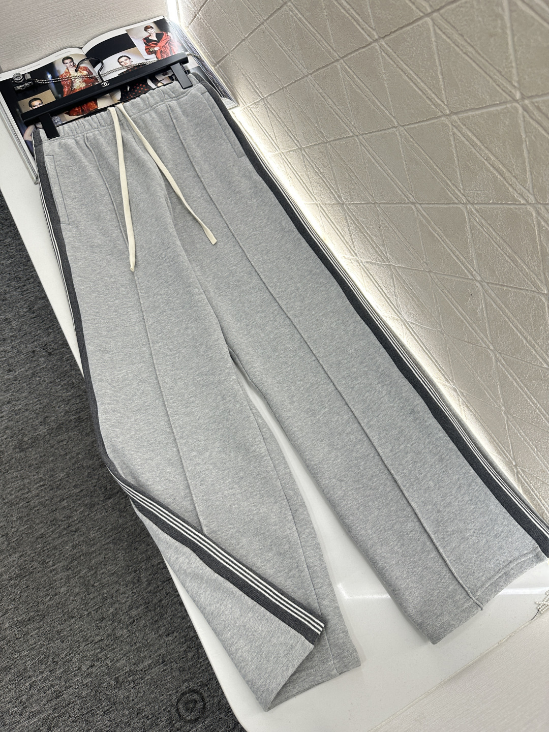 NO:638678,Miumi*2025 new products are on the shelves, lapel zipper jacket and trousers suit  Customized YB twill cotton material, comfortable texture, crisp and stylish to wear, stand-up lapel zipper open jacket style, dark gray contrasting color on the collar and light gray on the body, which echoes the dark gray webbing on the outside of the straight drawstring wide-leg trousers of the same series. The complete upper body shows personality and relaxation. The letter logo on the chest is decorated to enhance the brand style. It is the best choice for daily casual wear. Customized surface accessories Look for the version High version Jacket  Trousers 230,miumiu-clothing,miumiu,jackets & coats,alexander wang19860909Miumi*2025新品上架 翻领拉链外套长裤套装 定制YB斜纹全棉材质,质感舒适,穿搭挺括有型,立翻领拉链开襟外套版型,领边深灰撞色大身浅灰,与同系列直筒抽绳阔腿长裤的外侧深灰色织带,形成上下呼应,成套上身穿出个性和松弛感,胸前字母徽标装点,提升品牌格调,日常休闲穿搭的不二之选.定制面辅料 认准版本 高版本  外套 长裤230,缪缪-服装,miumiu,jackets & coats,alexander wang,Women's clothing