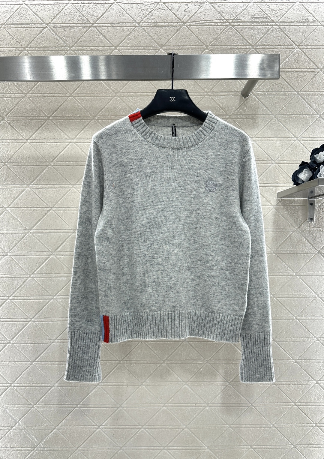 NO:637447,Loew*2025 new products are on the shelves. Embroidered contrasting color knitted sweater. Customized YB wool yarn weaving. The texture is high-end, comfortable and soft. The round-neck knitted pullover sweater is cut. The whole body is made of fine vertical pit strip knitting texture. It can easily modify the shoulders and neck to make you look slimmer. One side of the collar and hem is embellished with contrasting threads to highlight the full texture of details. One side of the chest totem logo reflects the exquisite artistic style and the charm of wearing. Customized surface accessories. Look for the version. High version  2 colors, Loewe-clothing,loewe,loewe,sweaters,alexander wang19860909Loew*2025新品上架  刺绣撞色针织毛衣 定制YB羊毛纱线织造,质感高级,舒适柔软,圆领针织套头毛衣剪裁,通体细腻竖坑条针织肌理,修饰肩颈轻松显瘦,单侧领边及下摆点缀撞色螺纹,突出满分细节质感,单侧胸口图腾徽标,体现精致艺术感风格,穿搭气质魅力.定制面辅料 认准版本 高版本 2色,罗意威-服装,loewe,loewe,sweaters,alexander wang,Women's clothing