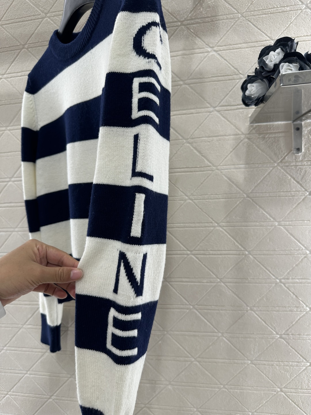 ♥Celin*♥2025新品上架 条纹字母针织毛衣定制YB羊毛纱线织造，弹力舒适，质感十足，圆领套头针织