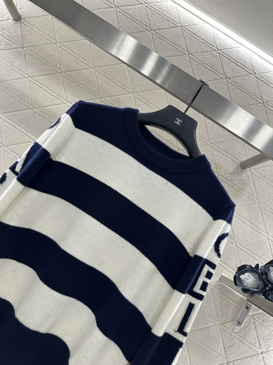 ♥Celin*♥2025新品上架 条纹字母针织毛衣定制YB羊毛纱线织造，弹力舒适，质感十足，圆领套头针织