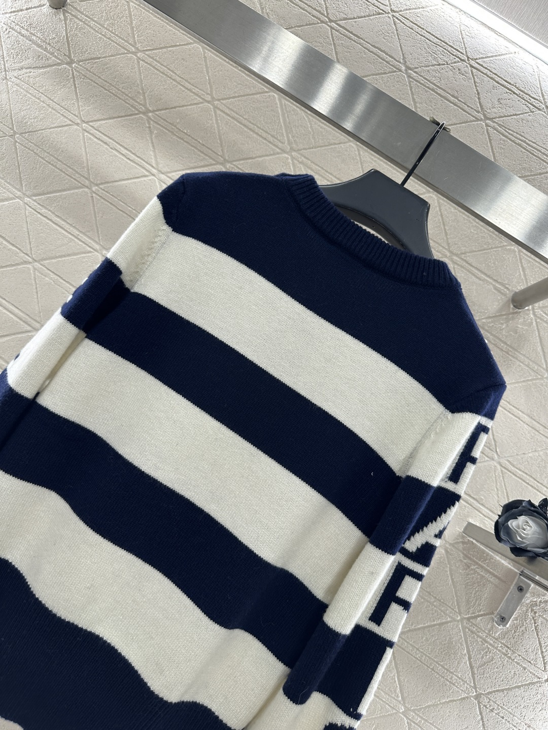 ♥Celin*♥2025新品上架 条纹字母针织毛衣定制YB羊毛纱线织造，弹力舒适，质感十足，圆领套头针织