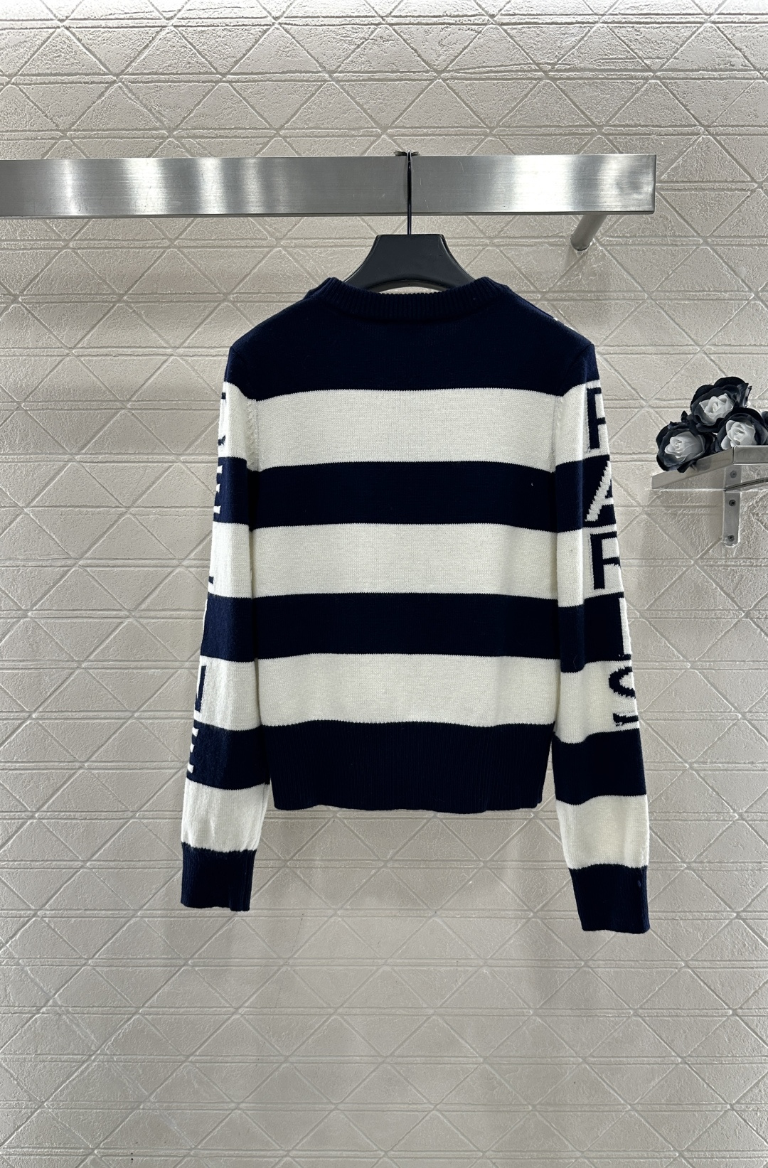 ♥Celin*♥2025新品上架 条纹字母针织毛衣定制YB羊毛纱线织造，弹力舒适，质感十足，圆领套头针织