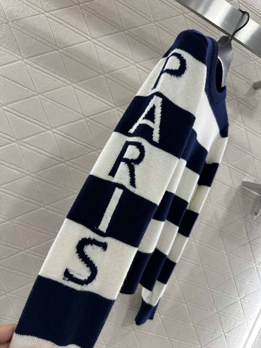 ♥Celin*♥2025新品上架 条纹字母针织毛衣定制YB羊毛纱线织造，弹力舒适，质感十足，圆领套头针织