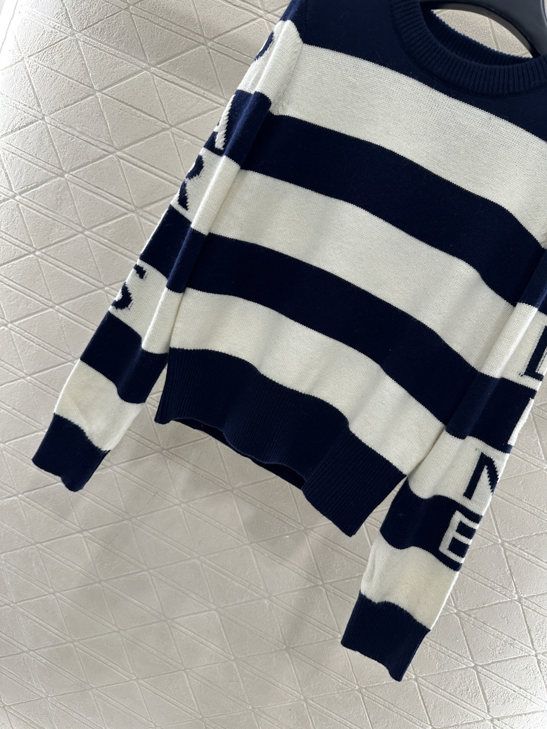 ♥Celin*♥2025新品上架 条纹字母针织毛衣定制YB羊毛纱线织造，弹力舒适，质感十足，圆领套头针织