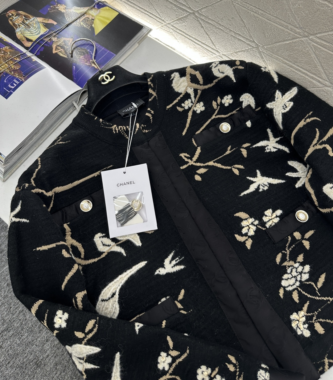 ♥Chane*♥2025新品上架 重工刺绣提花外套定制YB丝毛纱线织造，质感高级，穿搭有型，圆领正肩针织