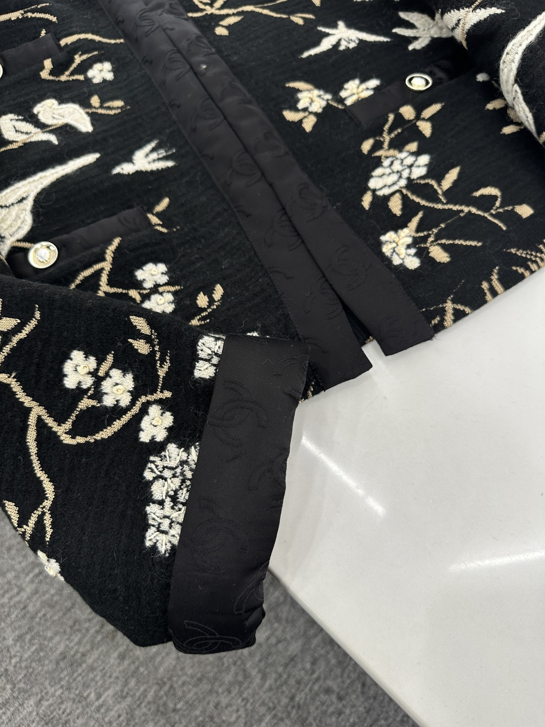 ♥Chane*♥2025新品上架 重工刺绣提花外套定制YB丝毛纱线织造，质感高级，穿搭有型，圆领正肩针织