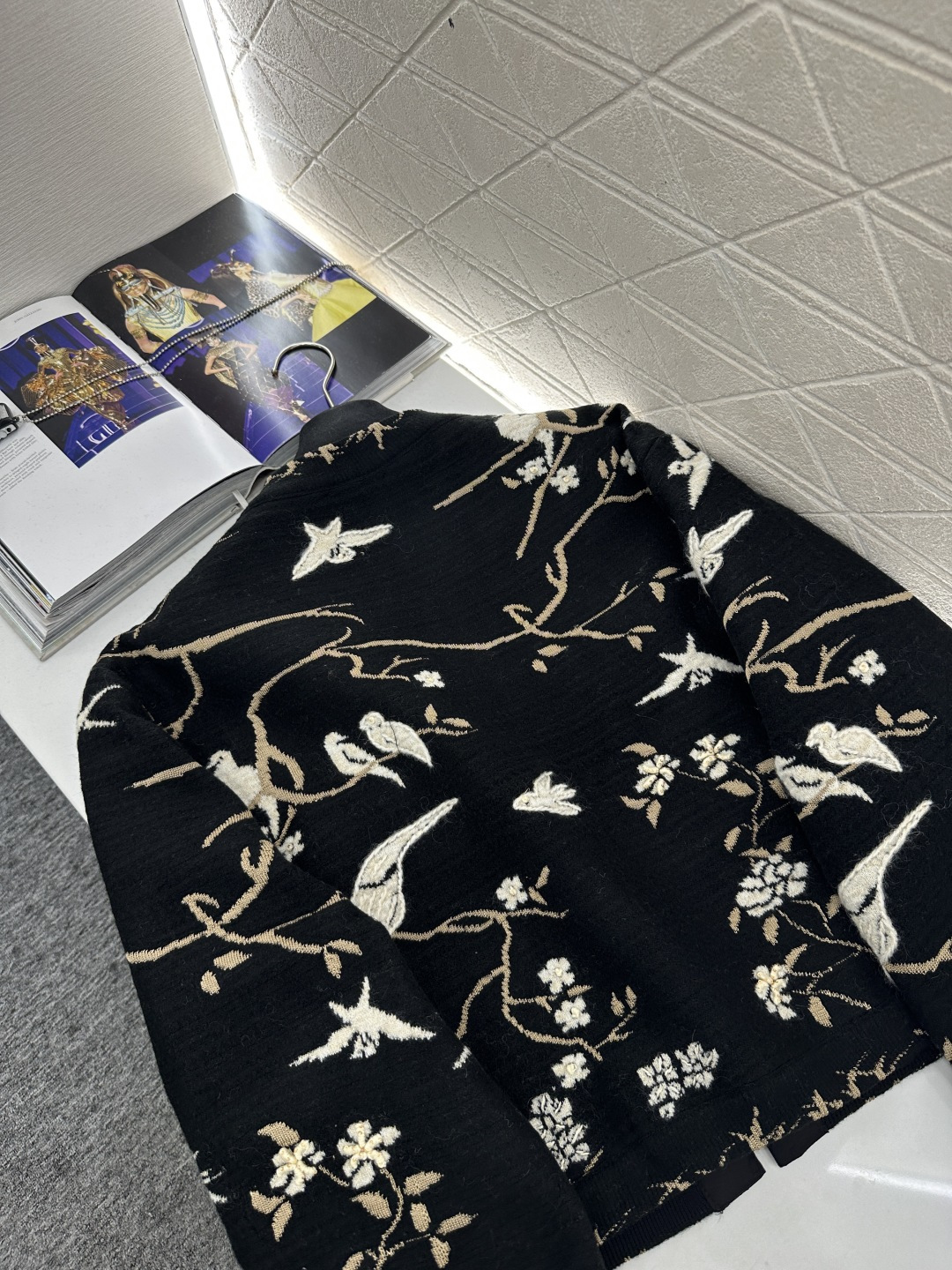 ♥Chane*♥2025新品上架 重工刺绣提花外套定制YB丝毛纱线织造，质感高级，穿搭有型，圆领正肩针织