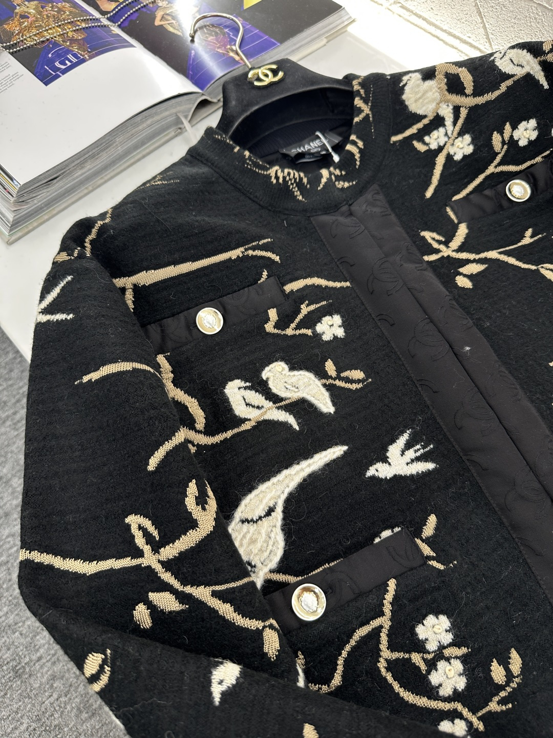 ♥Chane*♥2025新品上架 重工刺绣提花外套定制YB丝毛纱线织造，质感高级，穿搭有型，圆领正肩针织