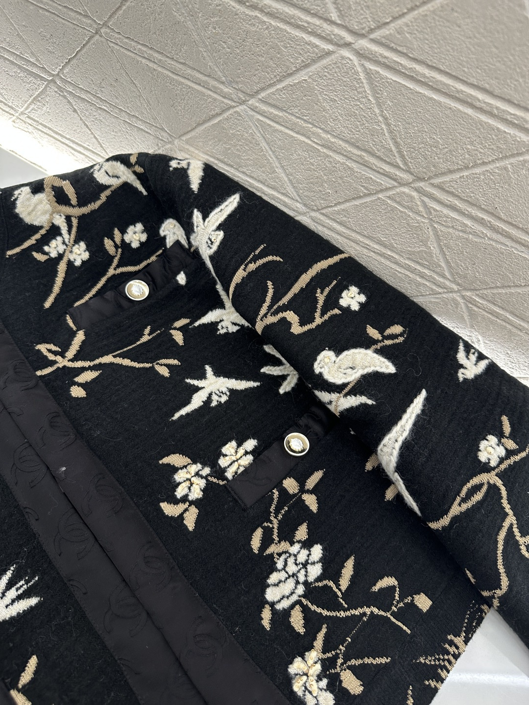 ♥Chane*♥2025新品上架 重工刺绣提花外套定制YB丝毛纱线织造，质感高级，穿搭有型，圆领正肩针织