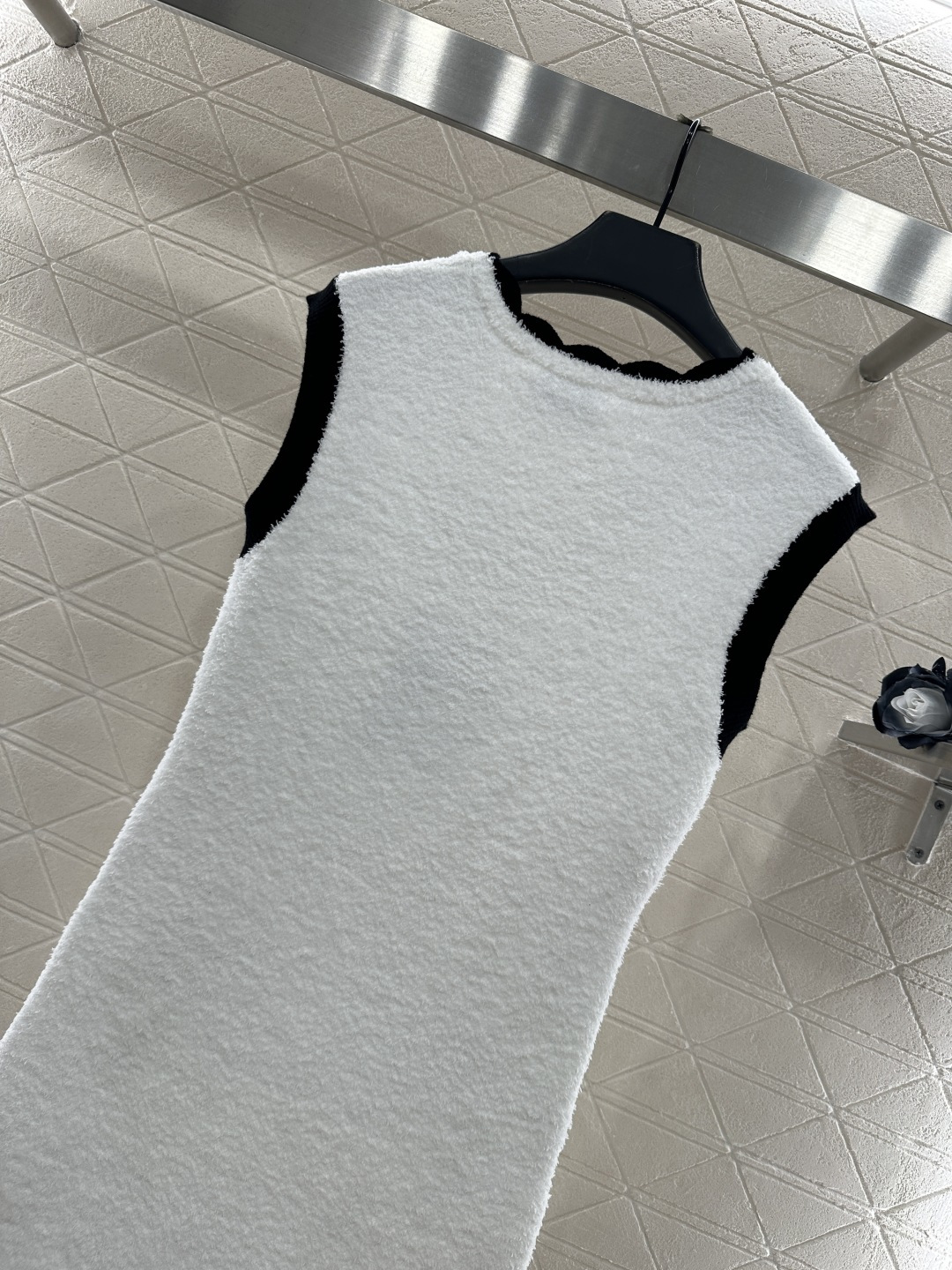 ♥Chane*♥2025新品上架 撞色针织背心裙定制YB进口纱线织造，柔软亲肤，垂顺有型，宽边背心裙剪裁