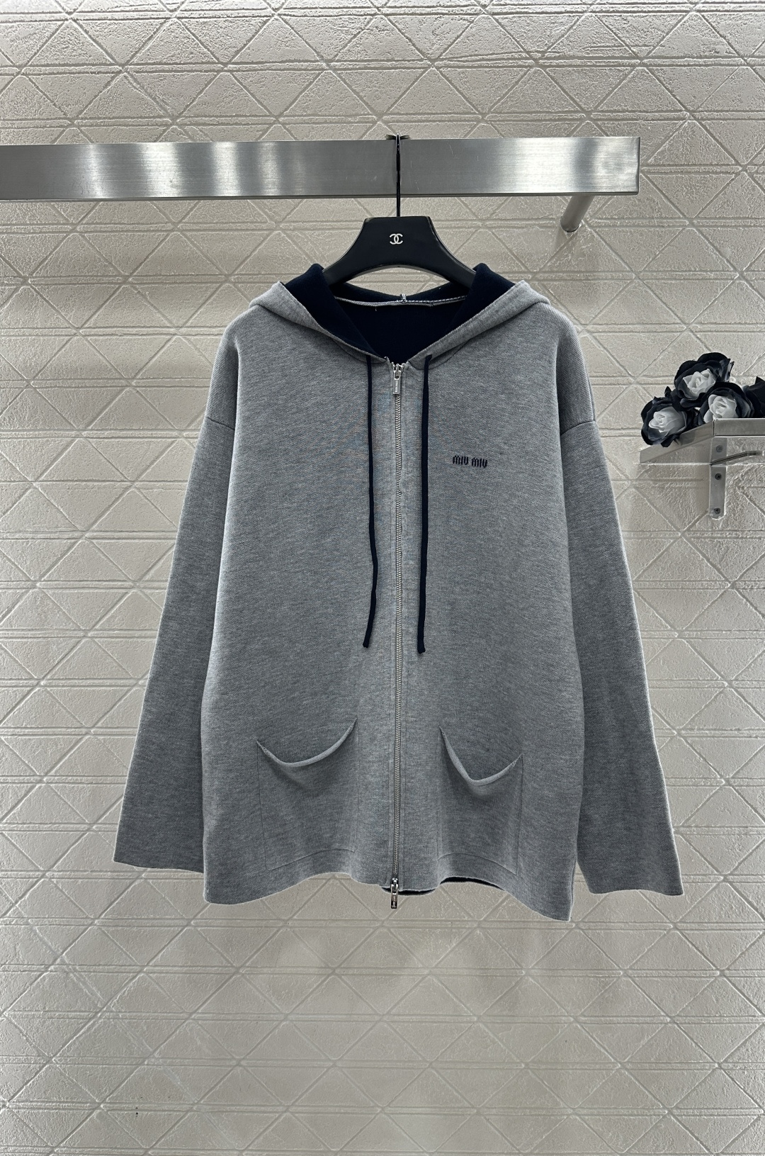 ♥Miumi*♥2025新品上架 连帽字母中长外套定制YB羊毛纱线织造，质感高级，垂顺有型，连帽拉链中长