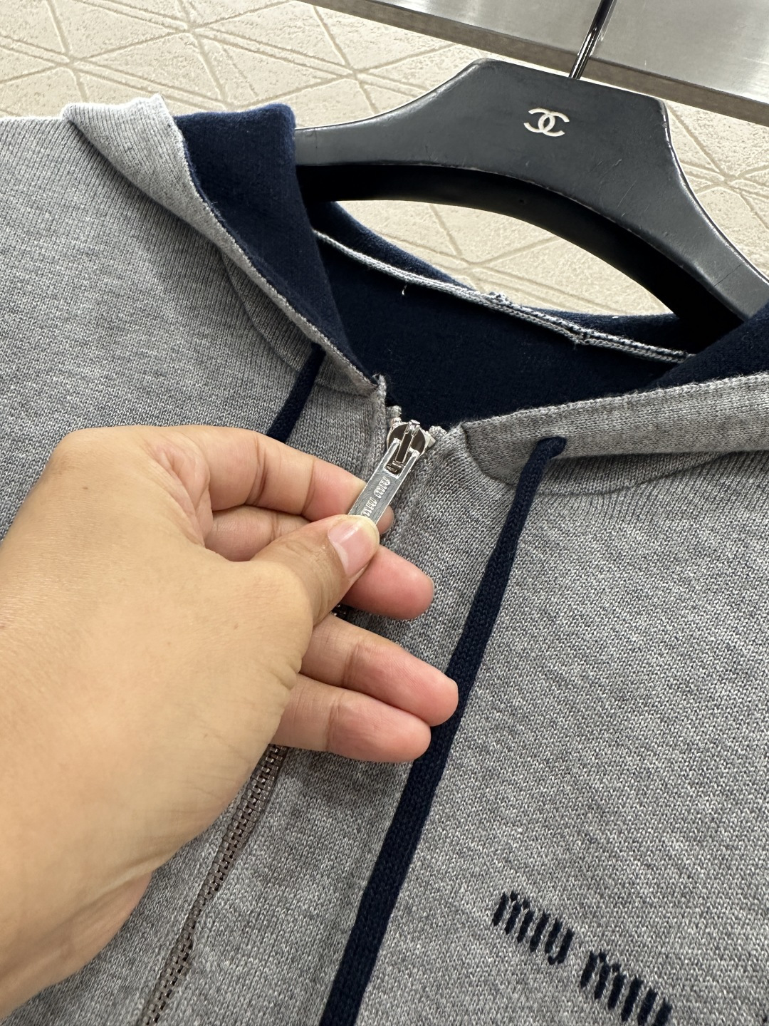 ♥Miumi*♥2025新品上架 连帽字母中长外套定制YB羊毛纱线织造，质感高级，垂顺有型，连帽拉链中长