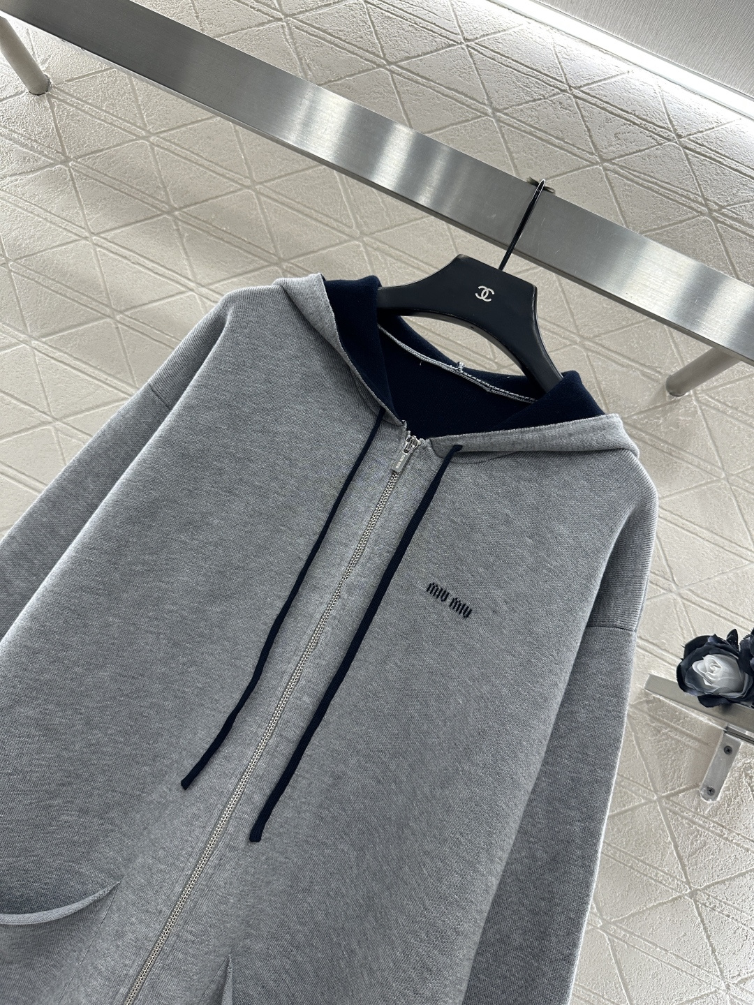 ♥Miumi*♥2025新品上架 连帽字母中长外套定制YB羊毛纱线织造，质感高级，垂顺有型，连帽拉链中长