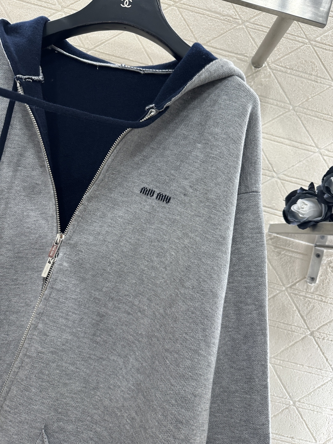 ♥Miumi*♥2025新品上架 连帽字母中长外套定制YB羊毛纱线织造，质感高级，垂顺有型，连帽拉链中长