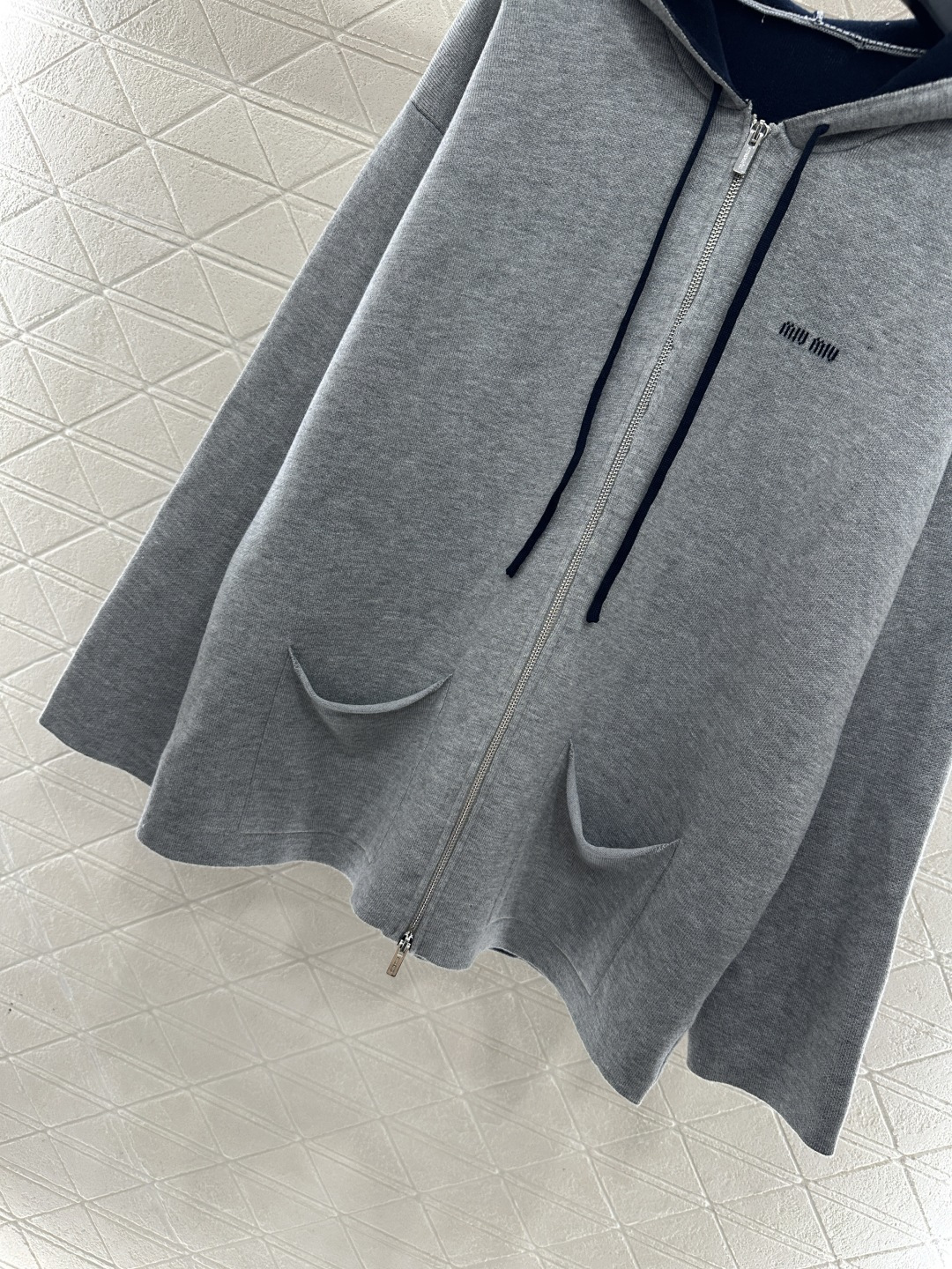 ♥Miumi*♥2025新品上架 连帽字母中长外套定制YB羊毛纱线织造，质感高级，垂顺有型，连帽拉链中长