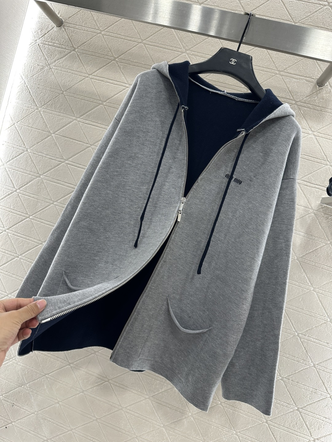 ♥Miumi*♥2025新品上架 连帽字母中长外套定制YB羊毛纱线织造，质感高级，垂顺有型，连帽拉链中长