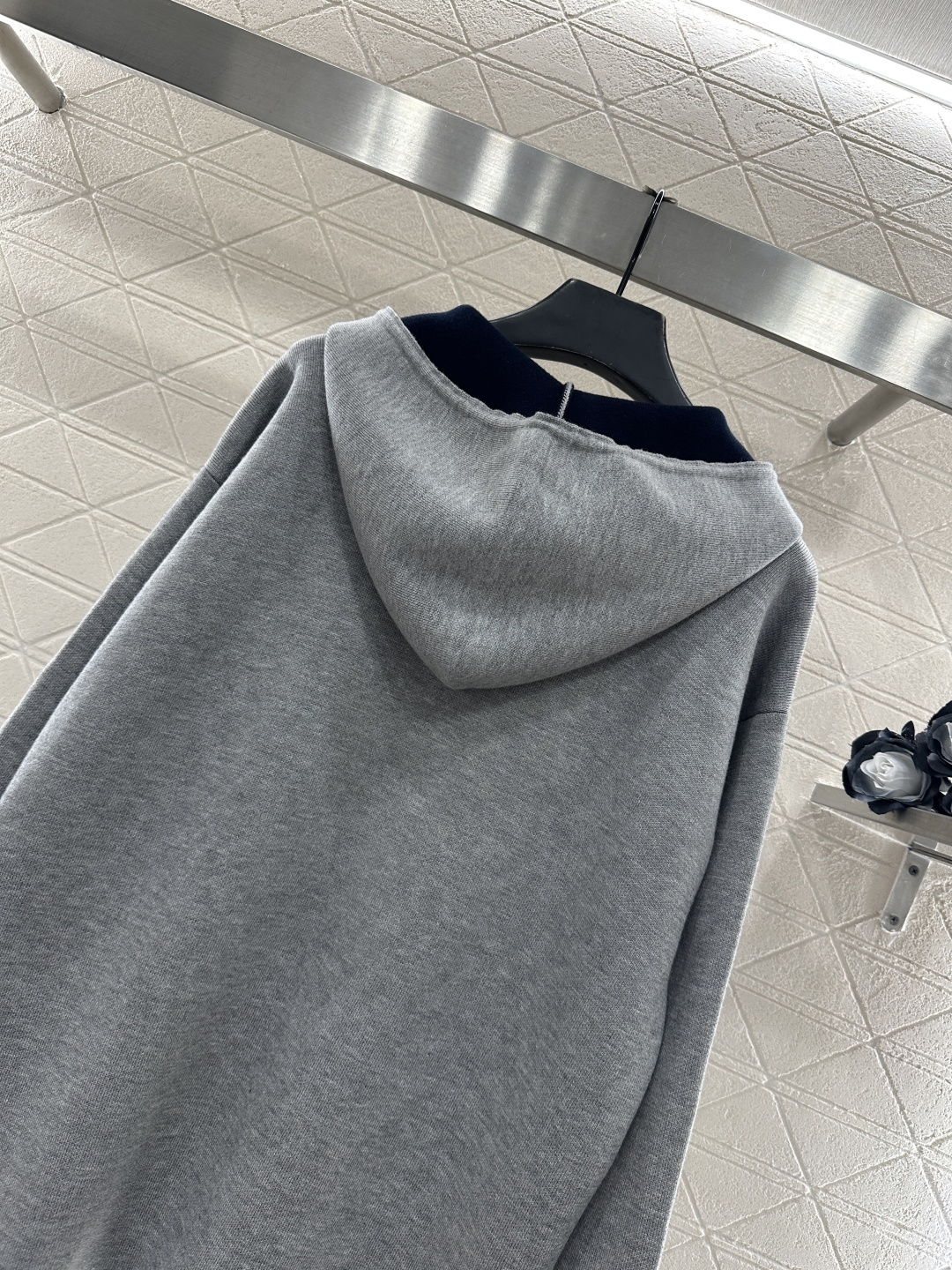 ♥Miumi*♥2025新品上架 连帽字母中长外套定制YB羊毛纱线织造，质感高级，垂顺有型，连帽拉链中长