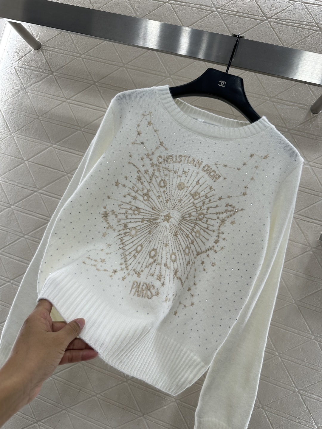 ♥Dio*♥2025新品上架 刺绣烫钻星空针织毛衣定制YB羊毛纱线织造，穿搭舒适，质感十足，圆领针织套头