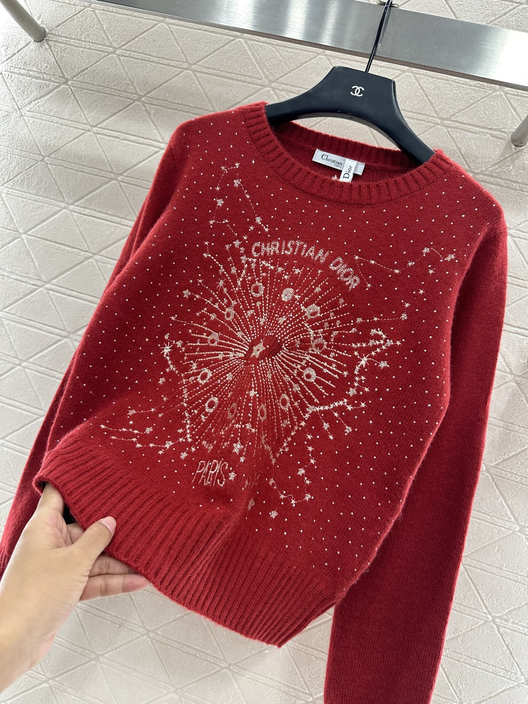 ♥Dio*♥2025新品上架 刺绣烫钻星空针织毛衣定制YB羊毛纱线织造，穿搭舒适，质感十足，圆领针织套头