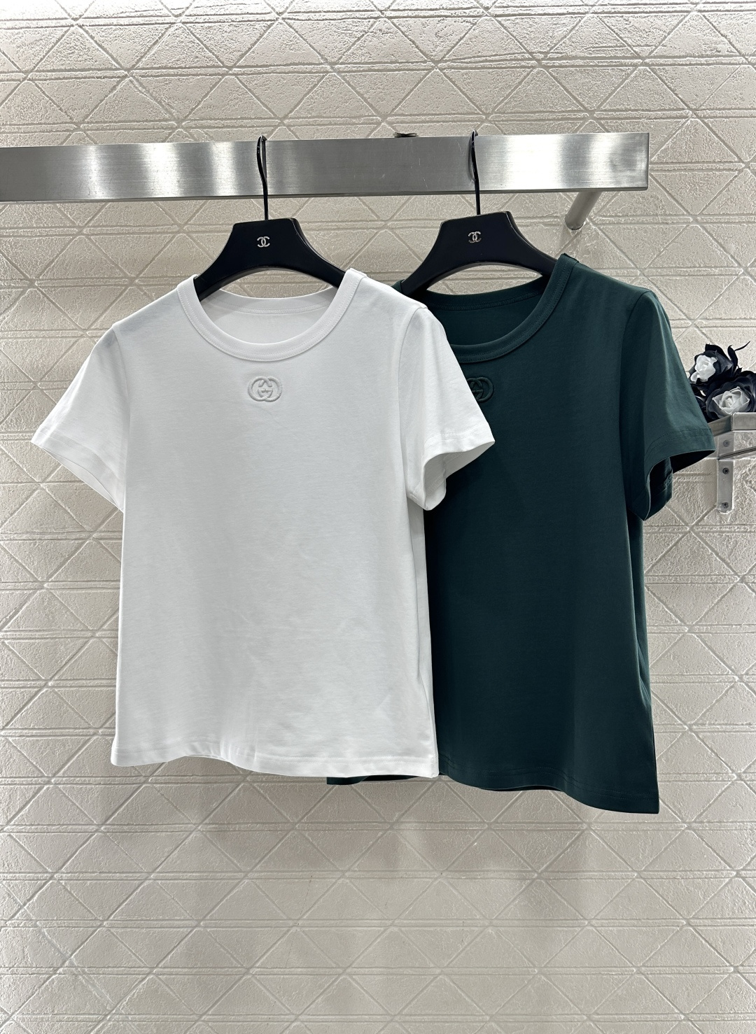 ♥Gucc*♥2025新品上架 圆领刺绣徽标𝑇𝑒𝑒定制YB丝光全棉材质，柔软亲肤，舒适有型，修身短袖版型