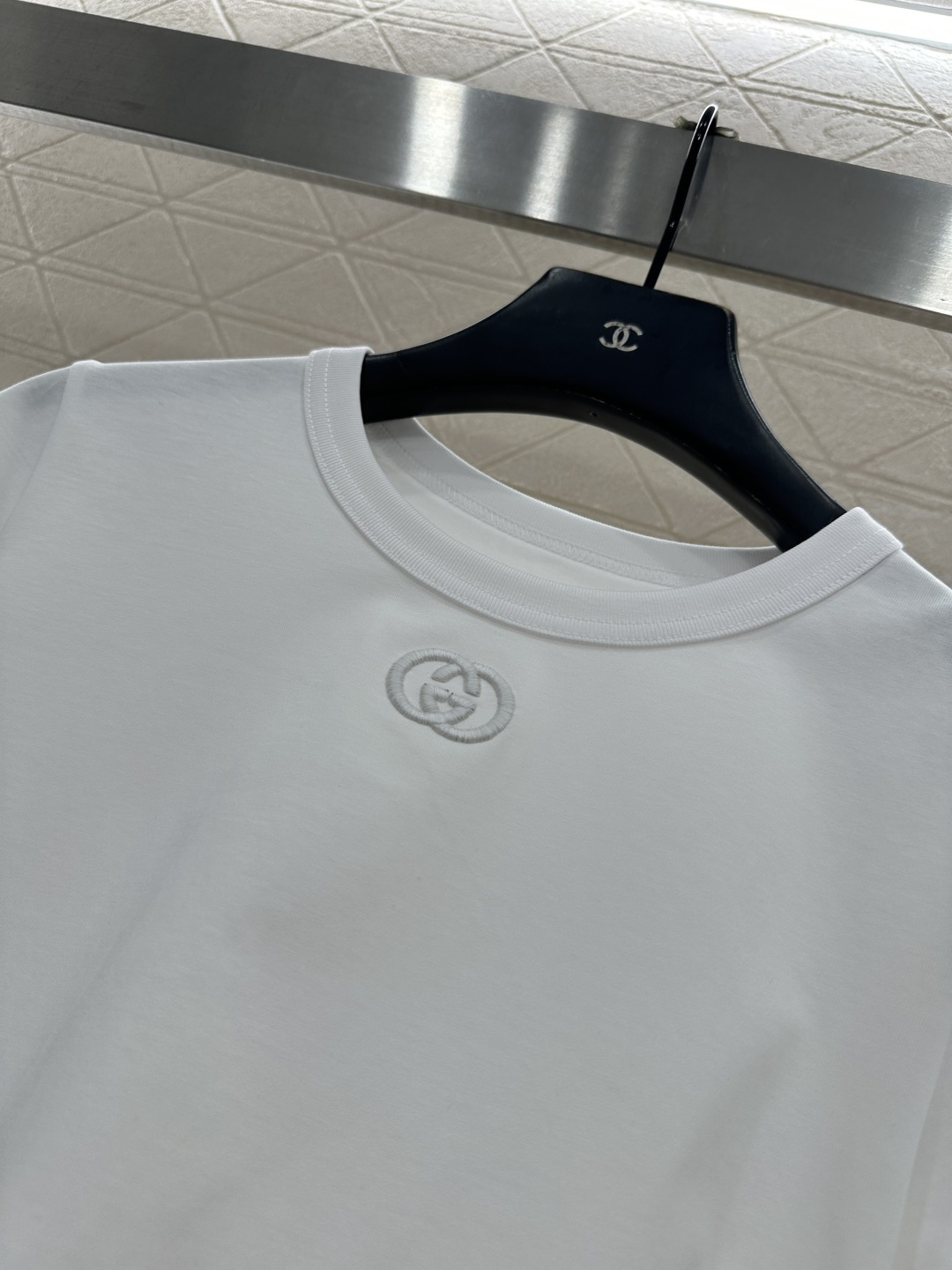 ♥Gucc*♥2025新品上架 圆领刺绣徽标𝑇𝑒𝑒定制YB丝光全棉材质，柔软亲肤，舒适有型，修身短袖版型