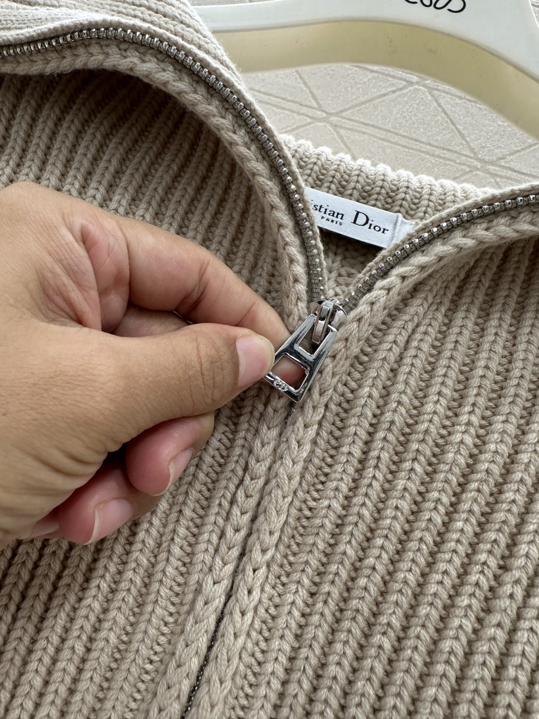 ♥Dio*♥2025新品上架 拉链翻领针织毛衣定制YB羊绒羊毛纱线织造，细腻柔软，厚实保暖，大翻领拉链针