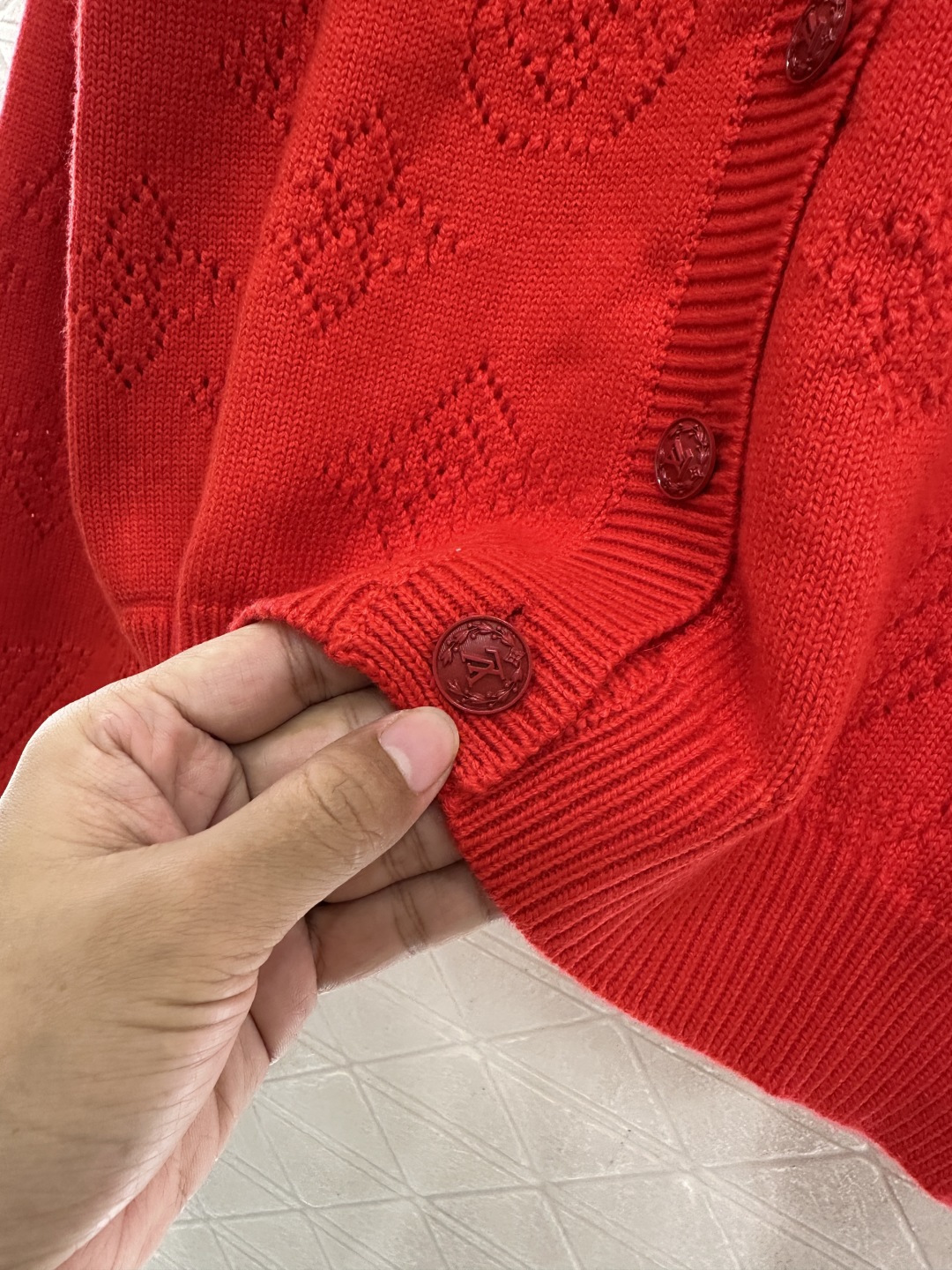 ♥Louis vuittP*♥2025新品上架 提花镂空徽标针织开衫定制YB羊毛纱线织造，弹力舒适，质感