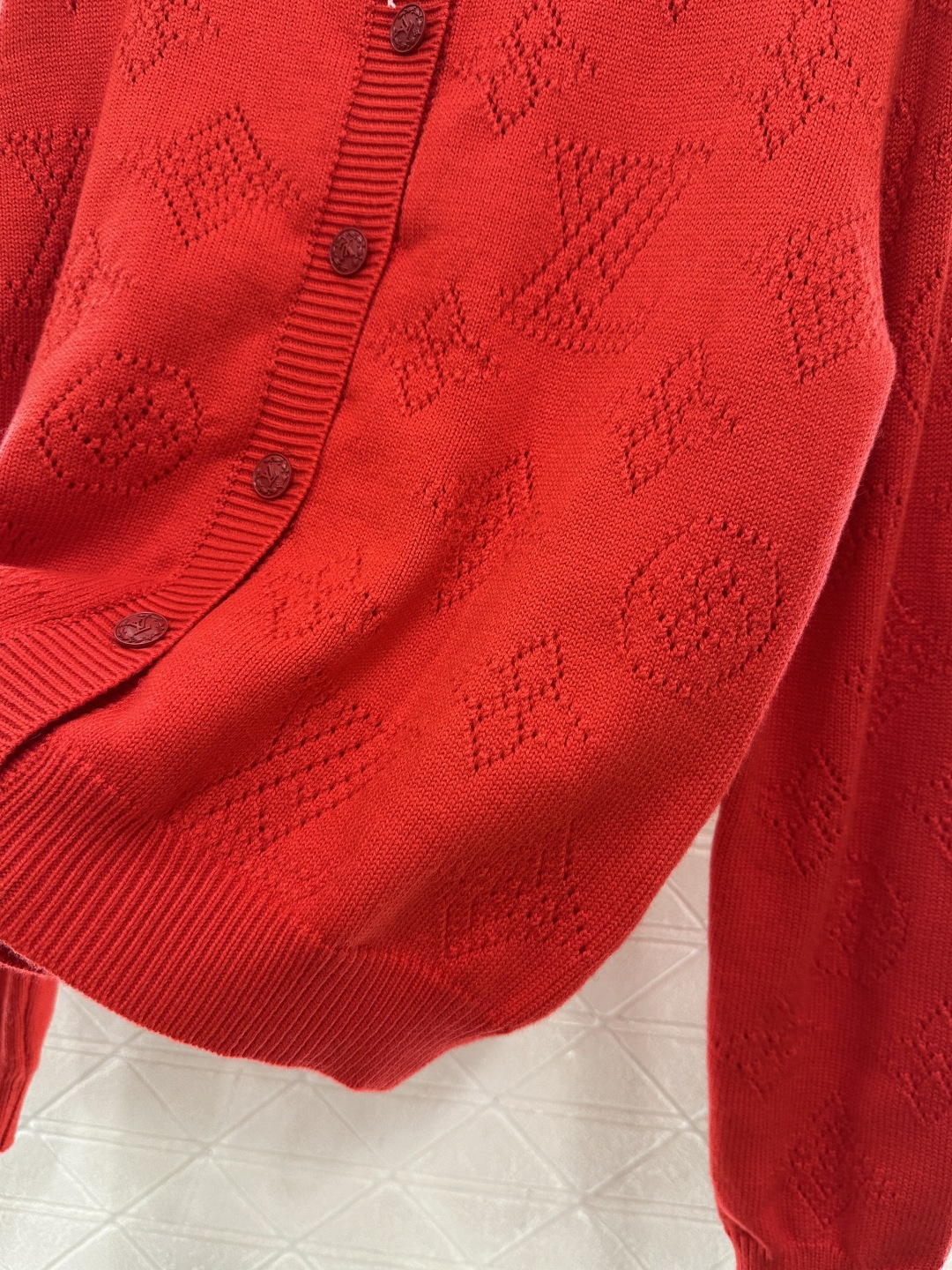 ♥Louis vuittP*♥2025新品上架 提花镂空徽标针织开衫定制YB羊毛纱线织造，弹力舒适，质感