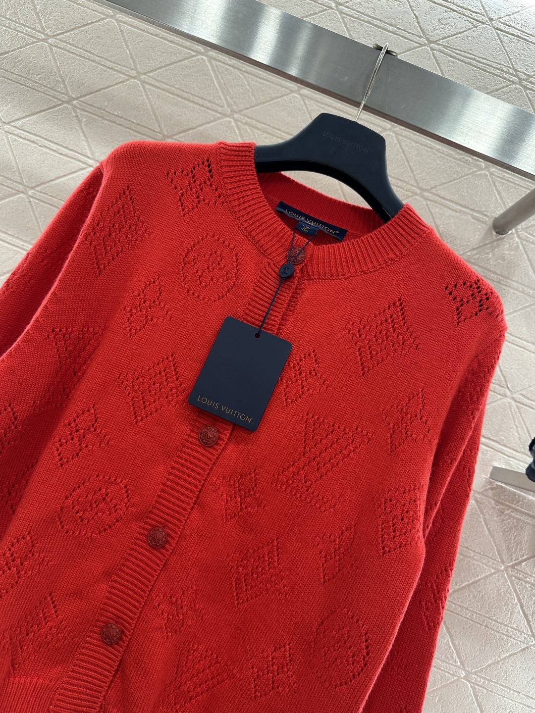 ♥Louis vuittP*♥2025新品上架 提花镂空徽标针织开衫定制YB羊毛纱线织造，弹力舒适，质感