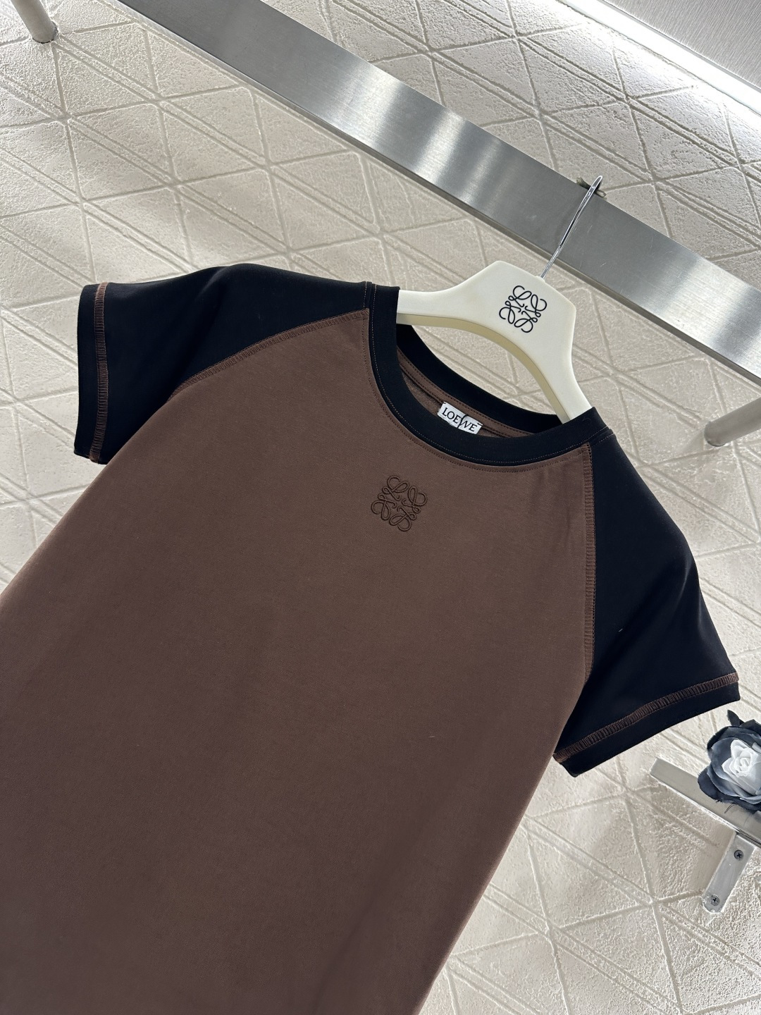 ♥Loew*♥2025新品上架 插肩撞色徽标短袖𝑇𝑒𝑒定制YB斜纹全棉材质，柔软亲肤，舒适有型，修身短袖