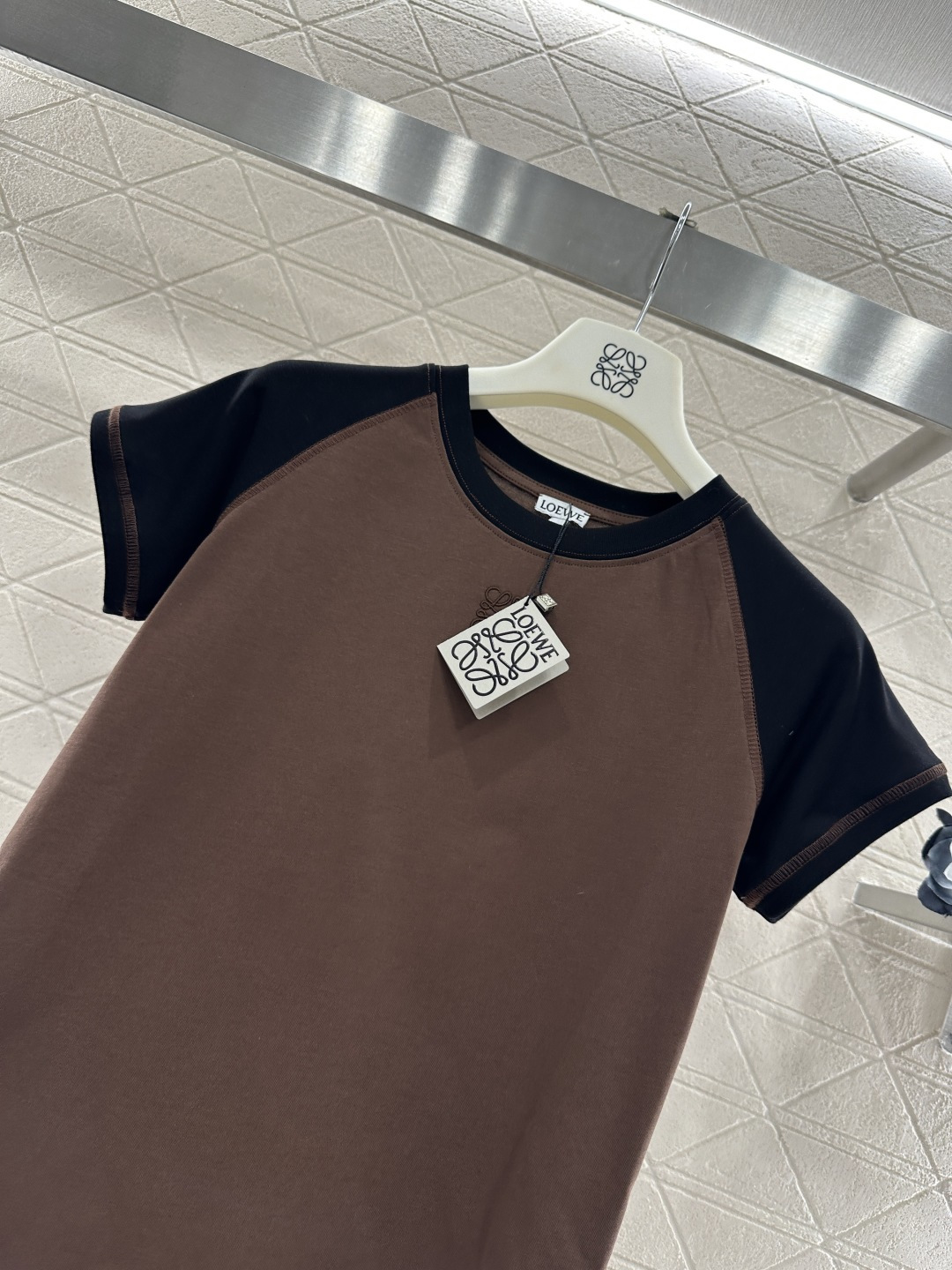♥Loew*♥2025新品上架 插肩撞色徽标短袖𝑇𝑒𝑒定制YB斜纹全棉材质，柔软亲肤，舒适有型，修身短袖