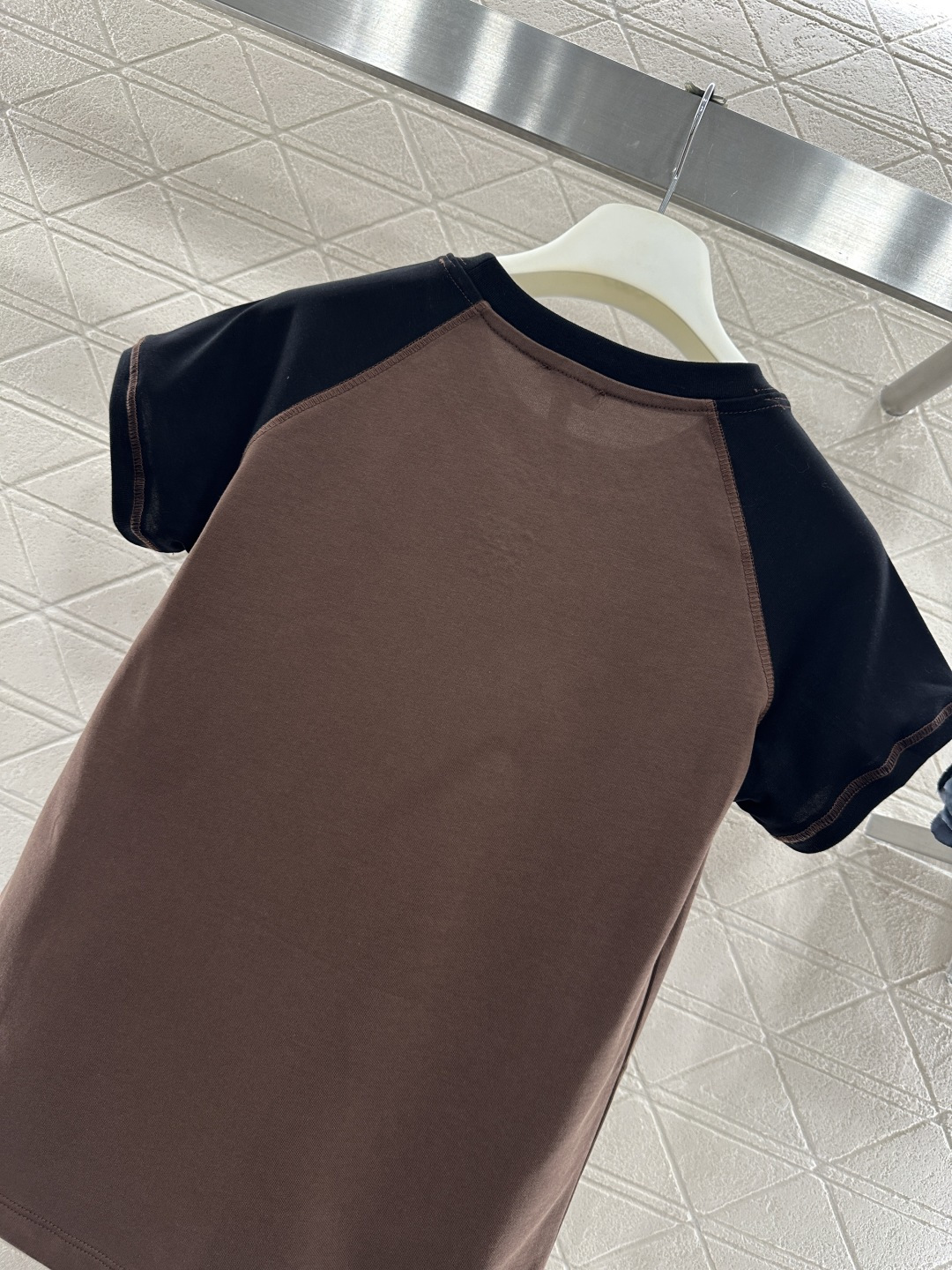 ♥Loew*♥2025新品上架 插肩撞色徽标短袖𝑇𝑒𝑒定制YB斜纹全棉材质，柔软亲肤，舒适有型，修身短袖