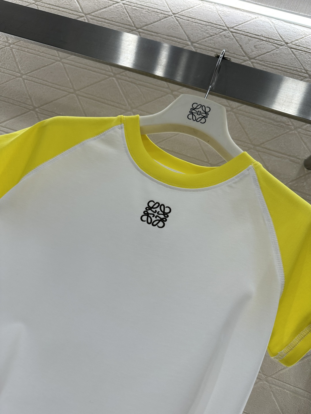 ♥Loew*♥2025新品上架 插肩撞色徽标短袖𝑇𝑒𝑒定制YB斜纹全棉材质，柔软亲肤，舒适有型，修身短袖